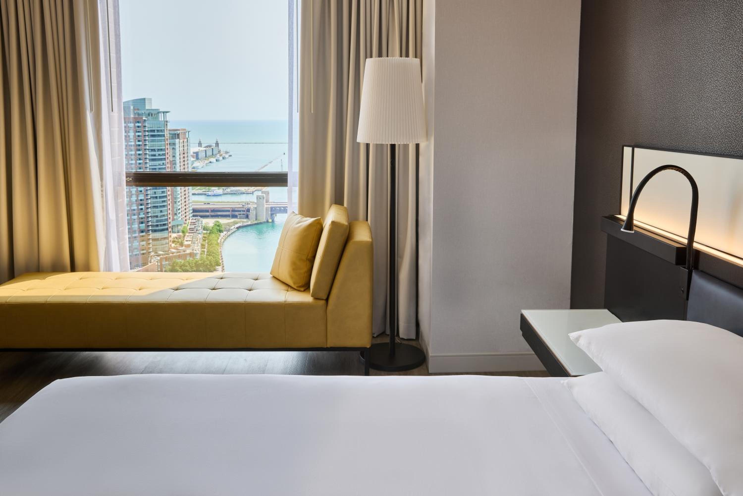 Queen Room with Two Queen Beds and Lake View - Photo 9