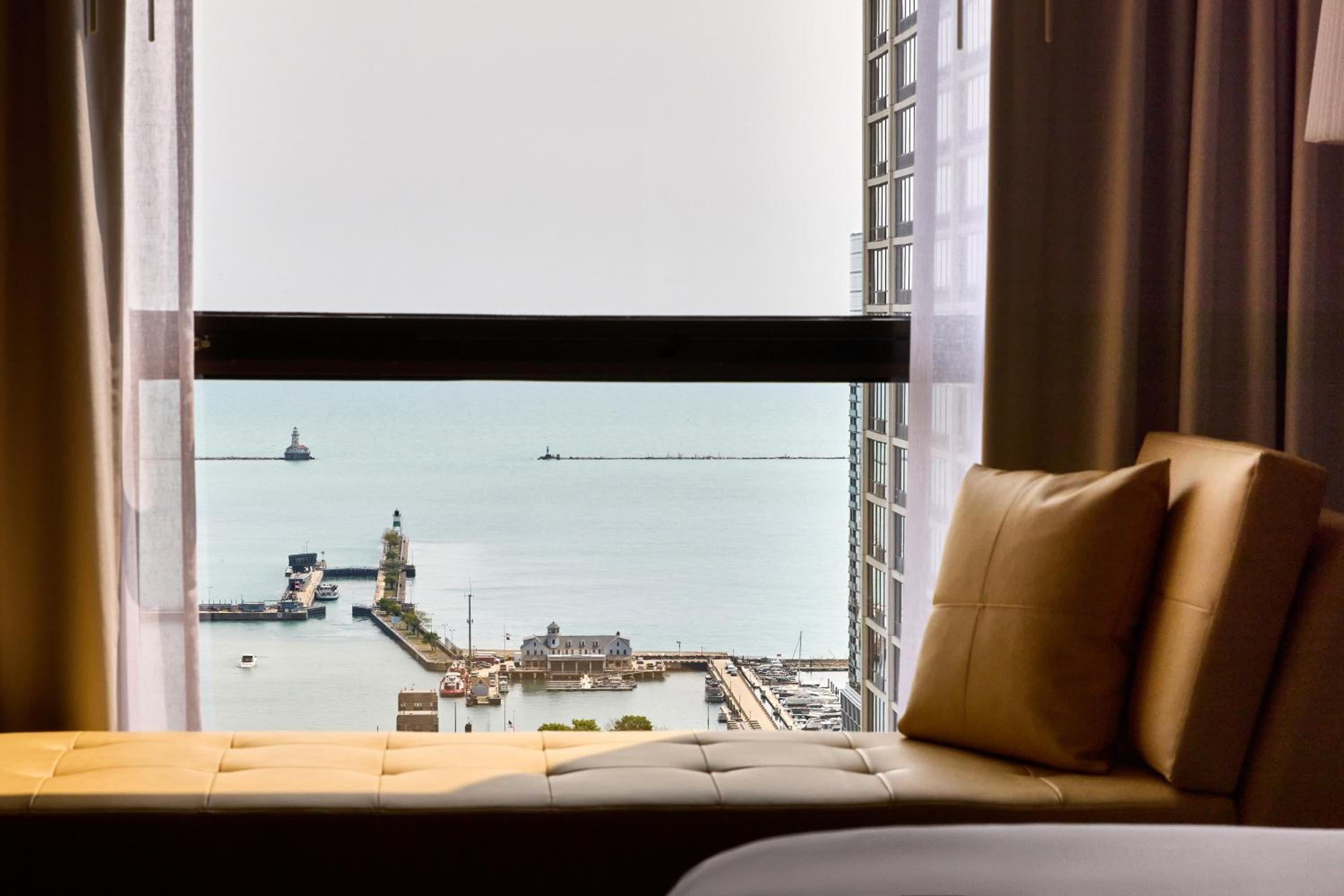 King Room with Lake View - Photo 6