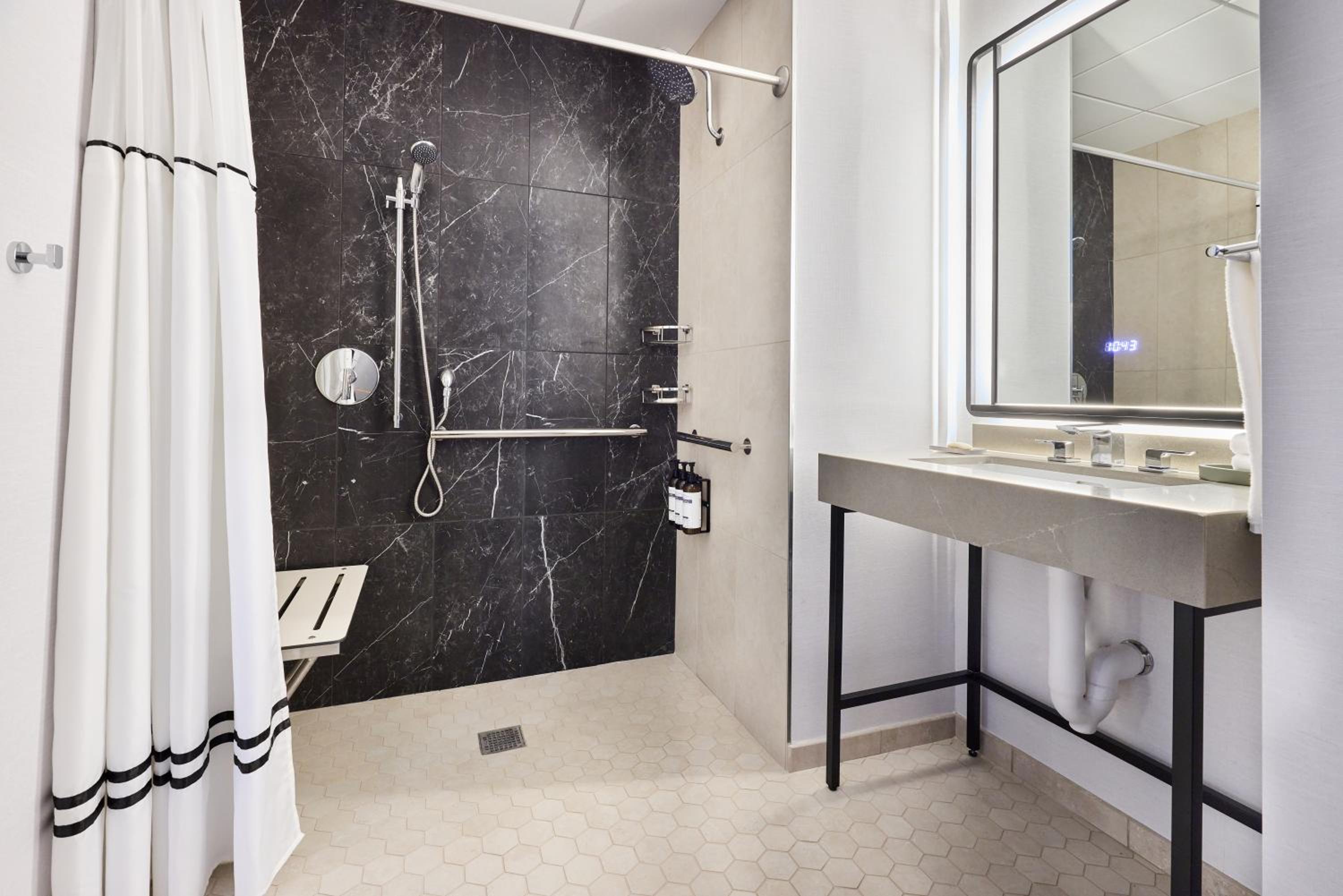 King Room with Accessible Shower - Disability Access - Photo 5