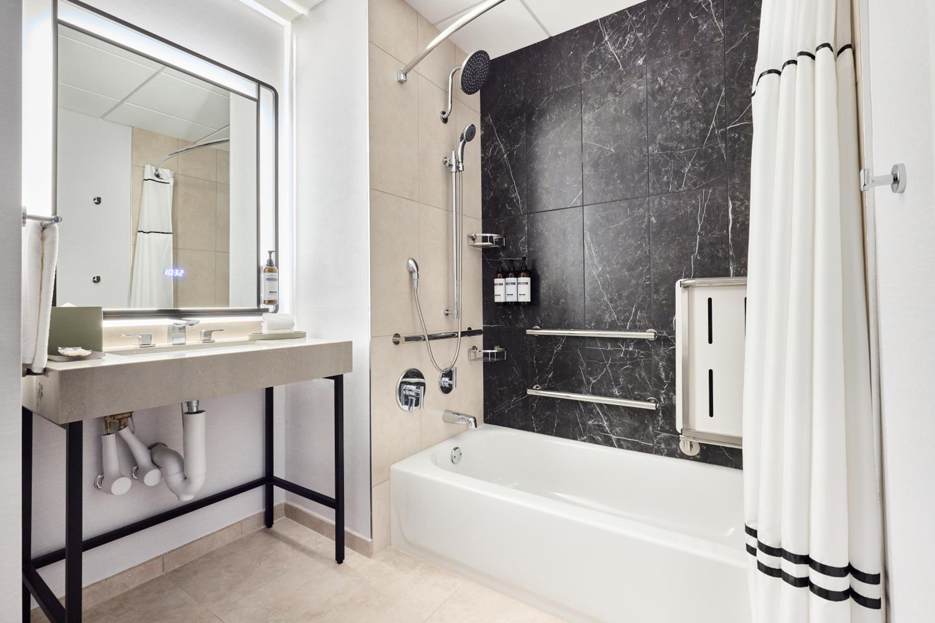 King Room with Accessible Tub - Disability Access - Photo 7