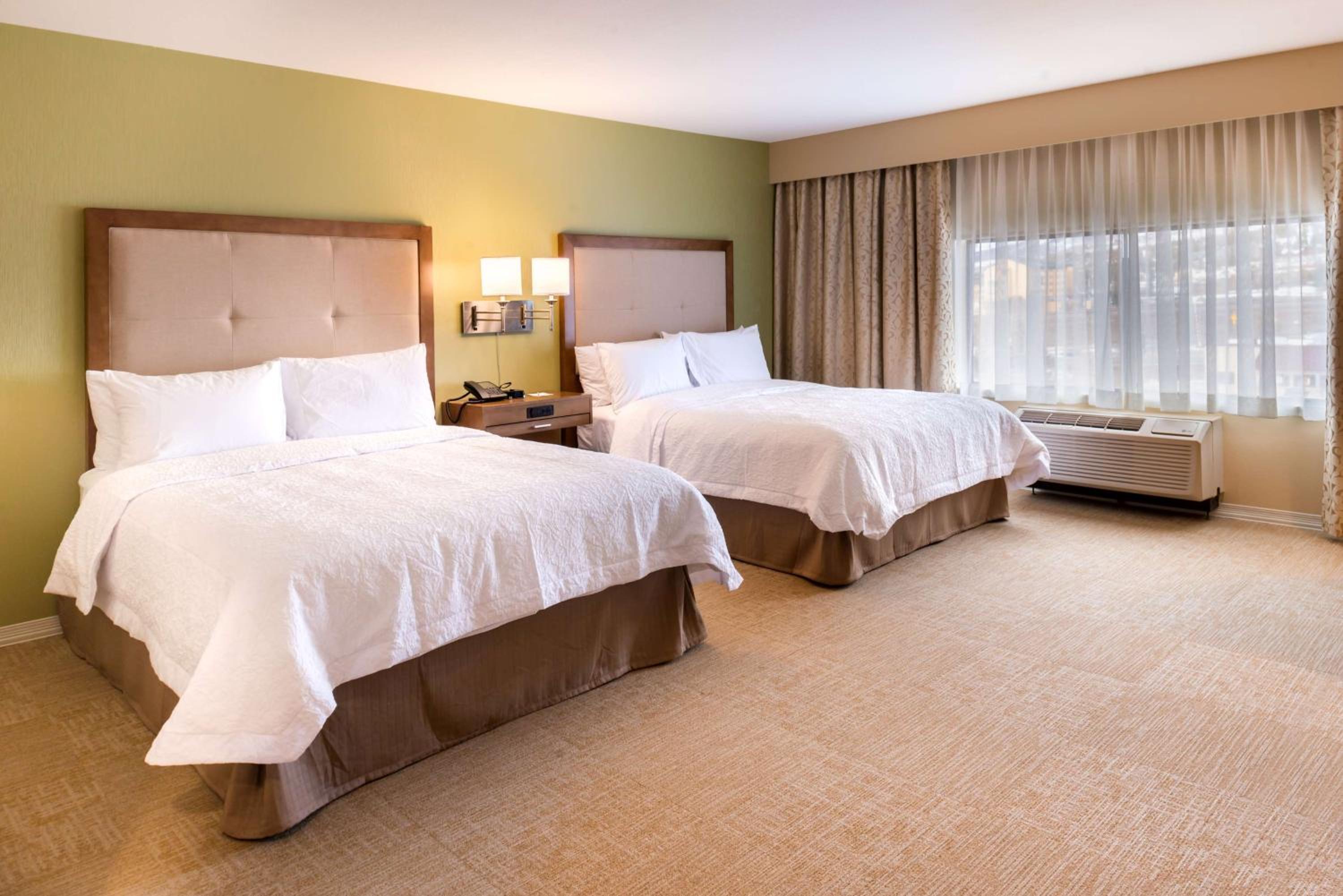 Queen Room with Two Queen Beds and Mountain View - Non-Smoking photo 3
