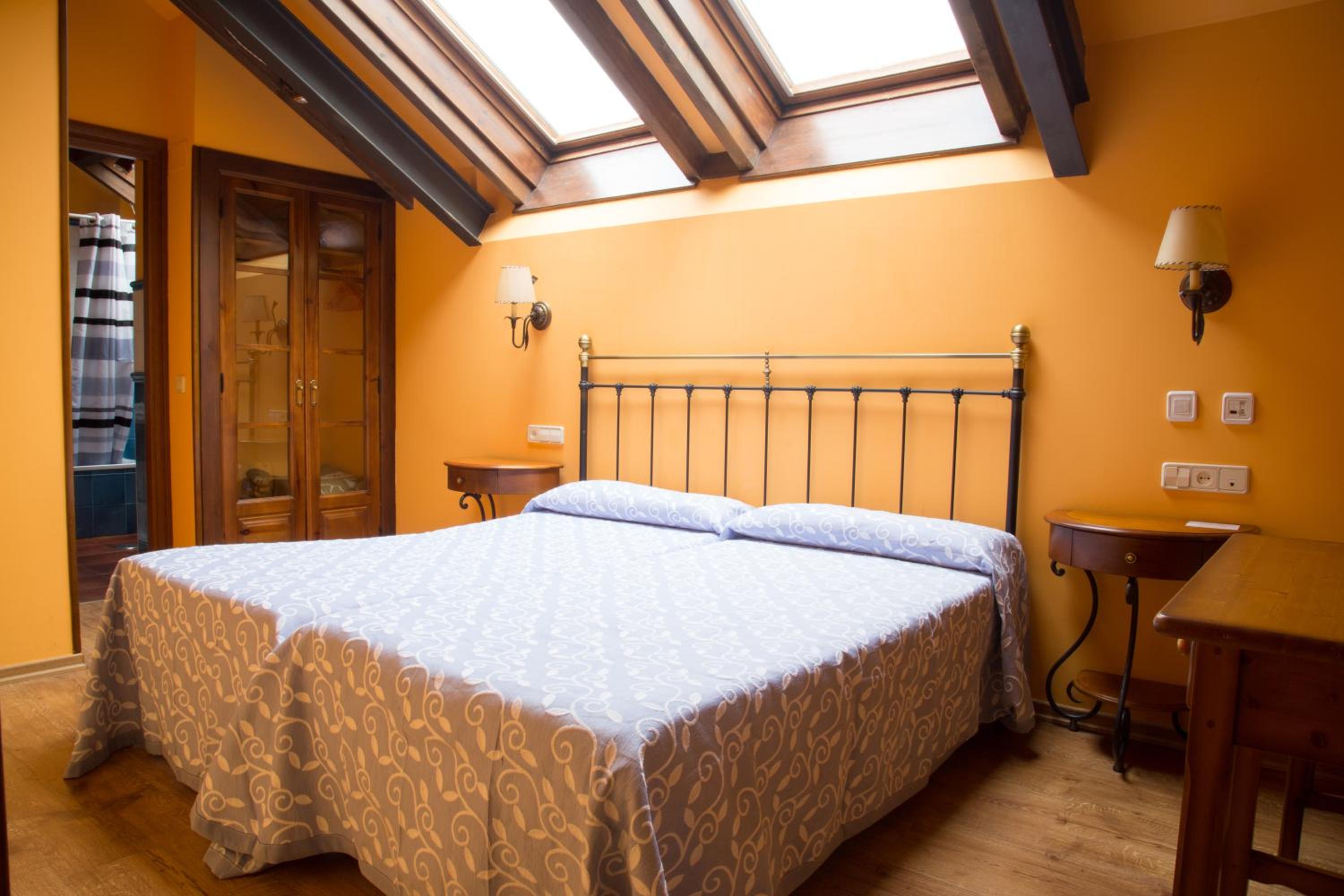 Double or Twin Room - Photo 5