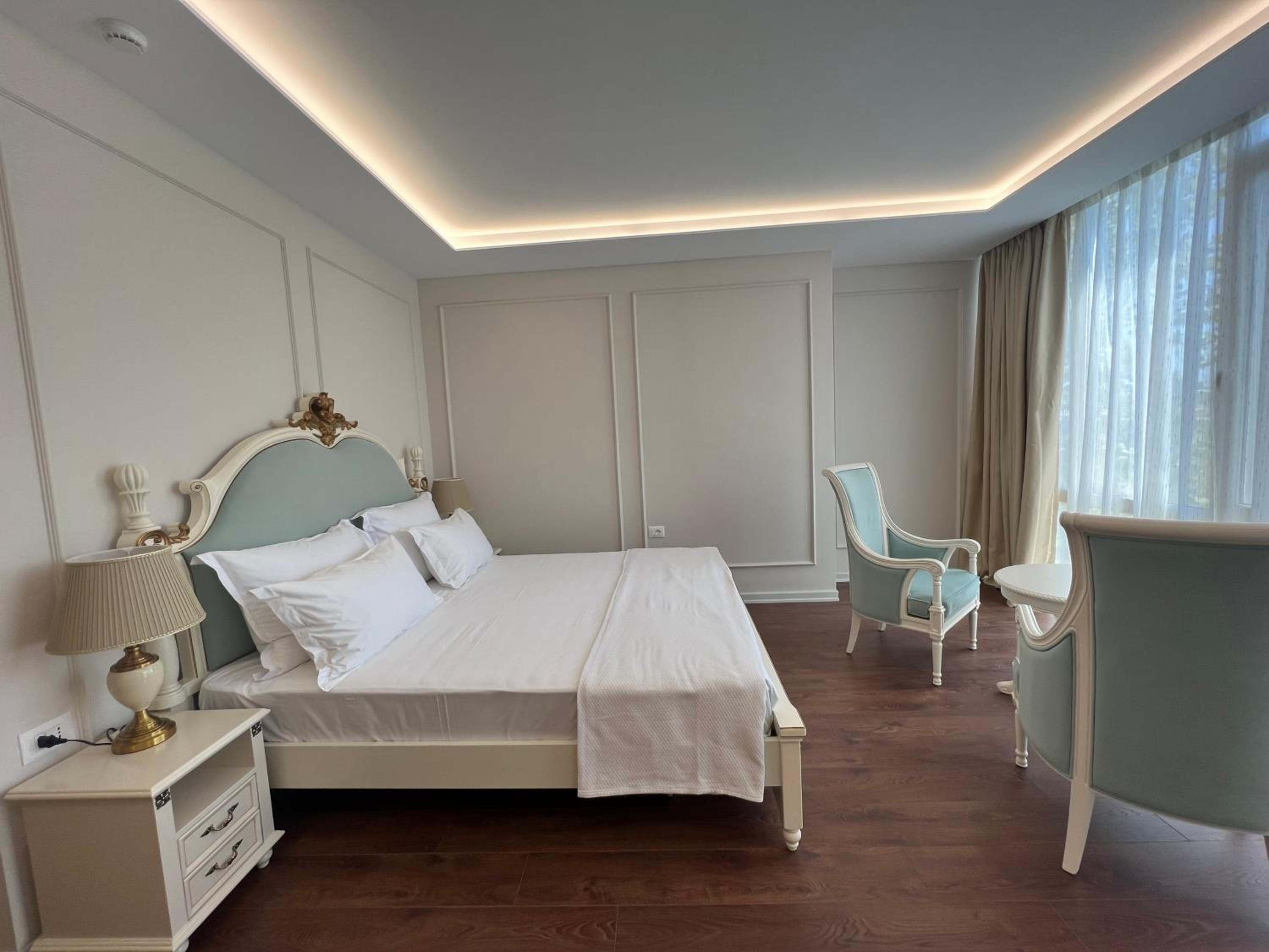 Deluxe King Room photo 2