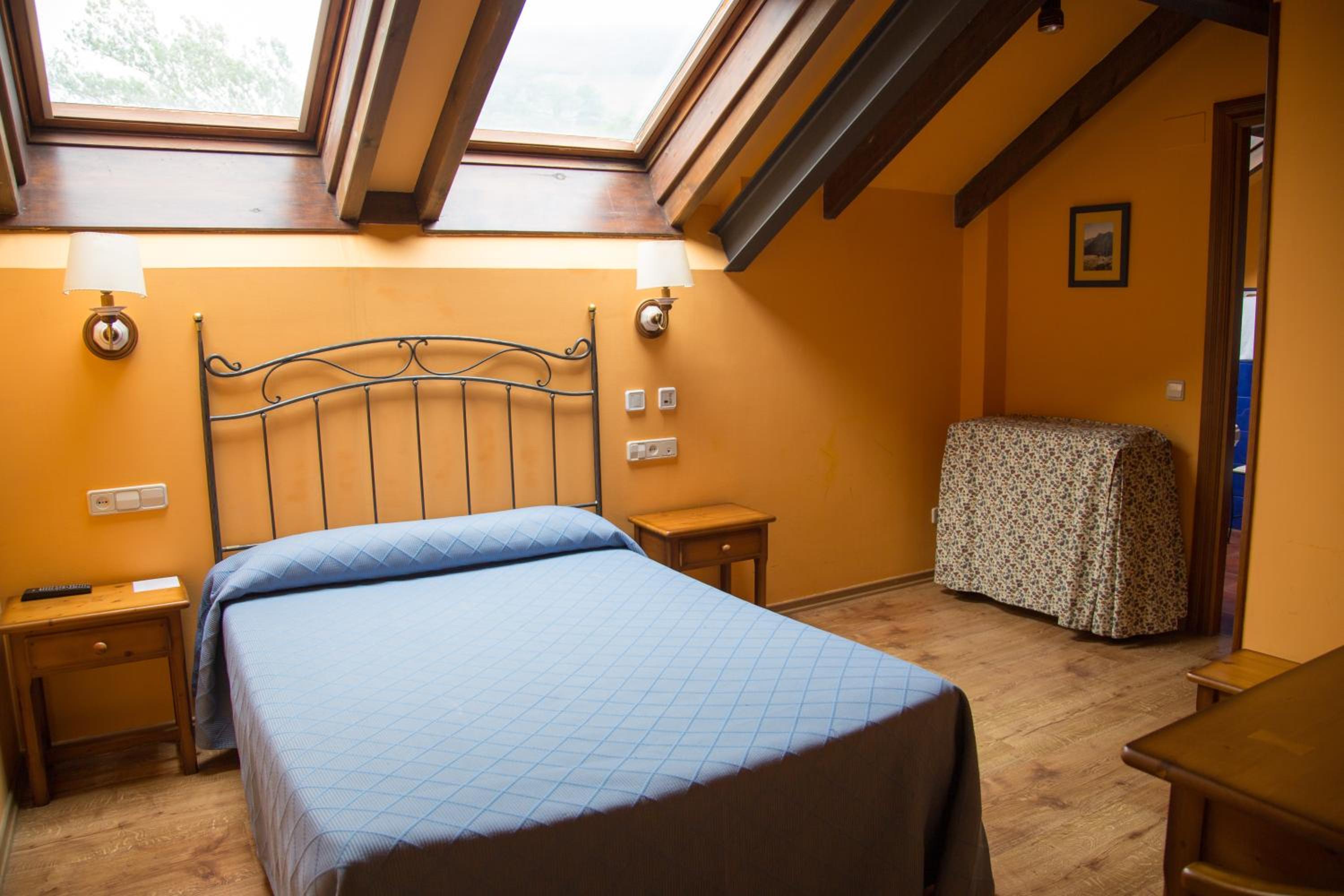 Double or Twin Room - Photo 6