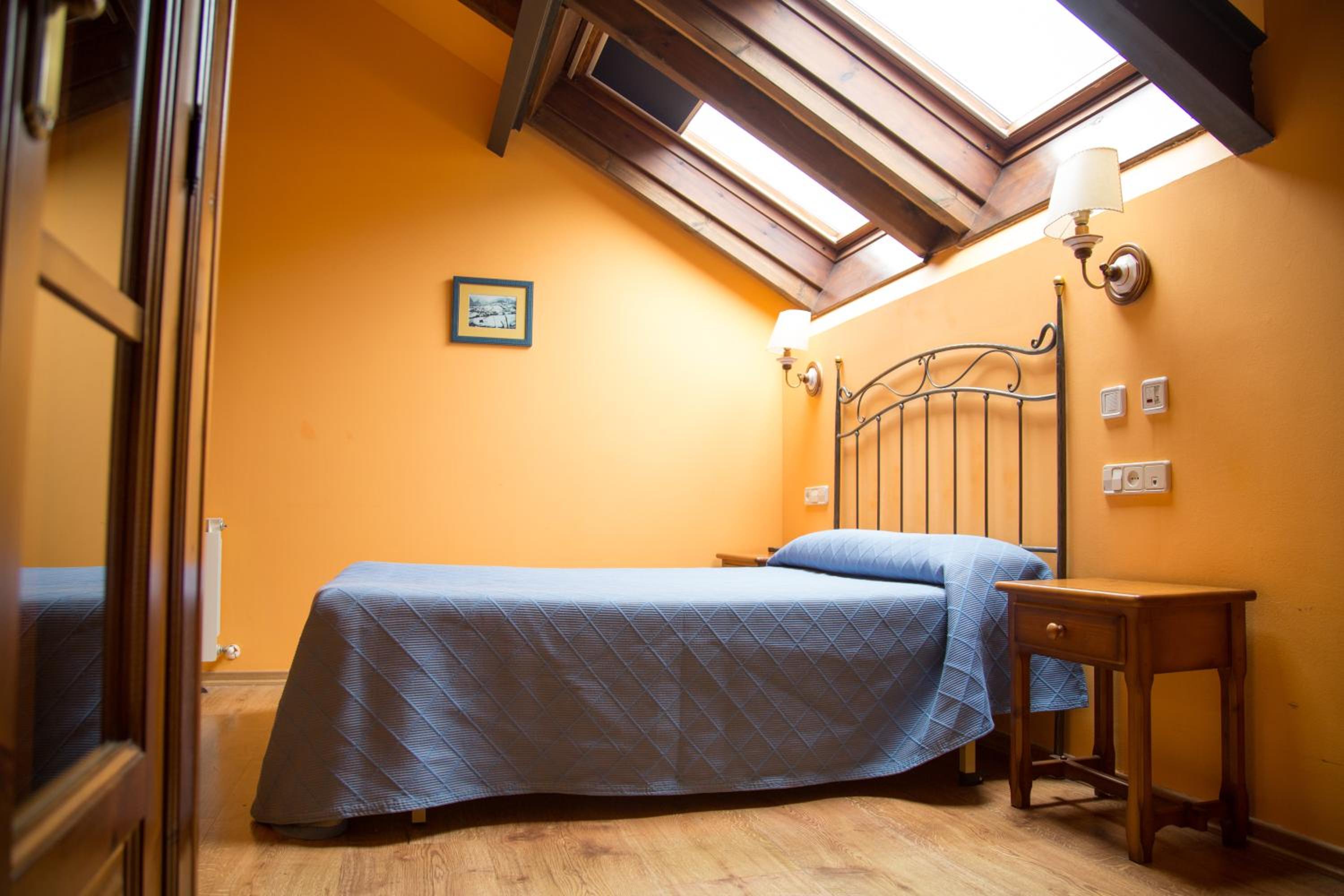 Double or Twin Room - Photo 4