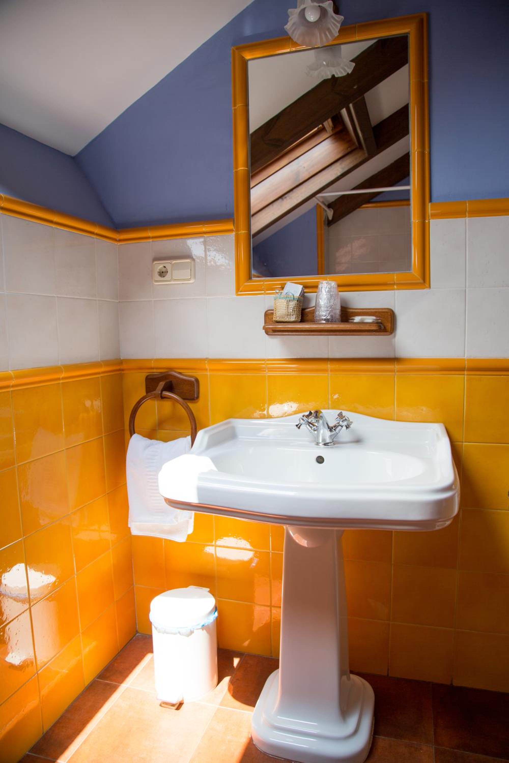 Double or Twin Room - Photo 18