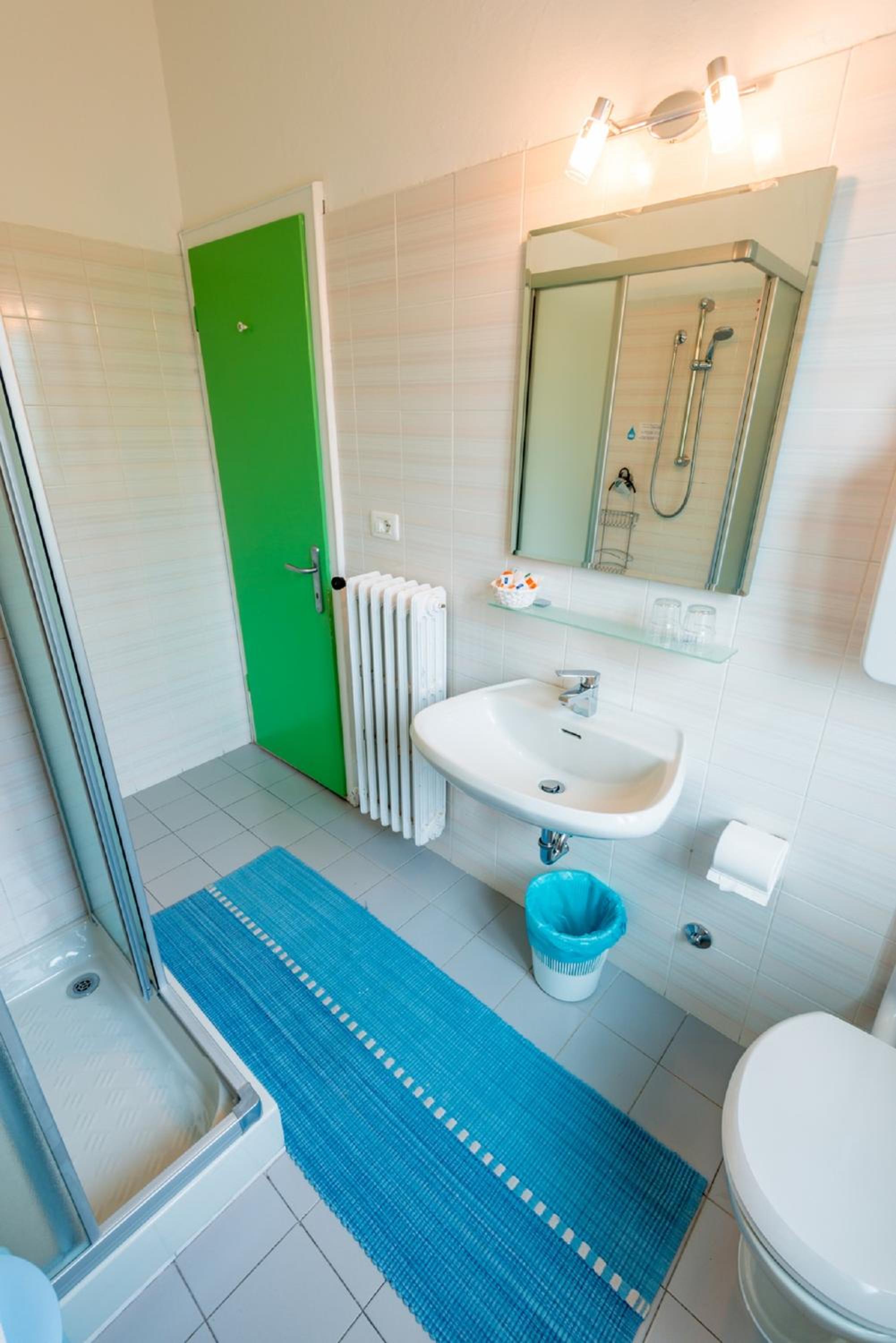 Double or Twin Room with Balcony - Photo 10