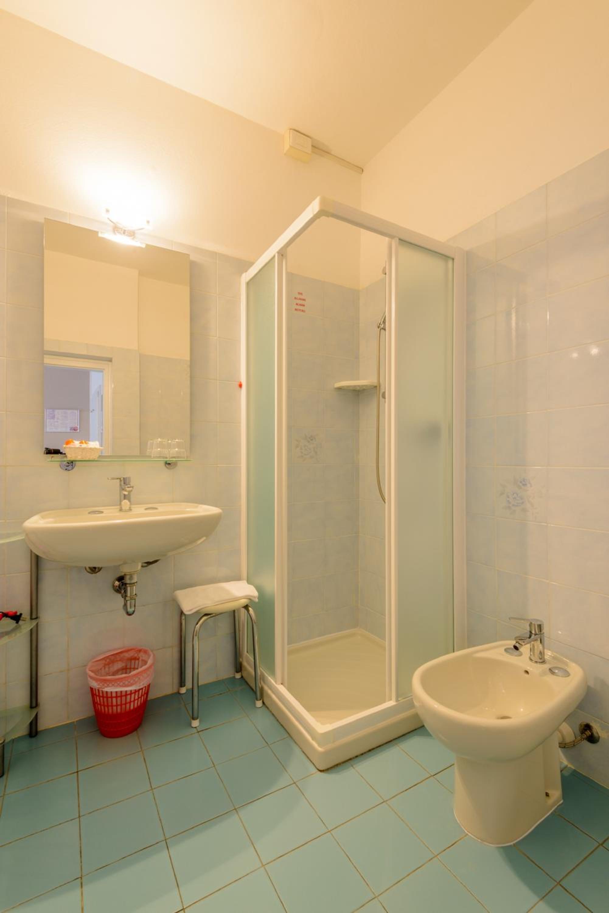 Double or Twin Room with Balcony - Photo 6