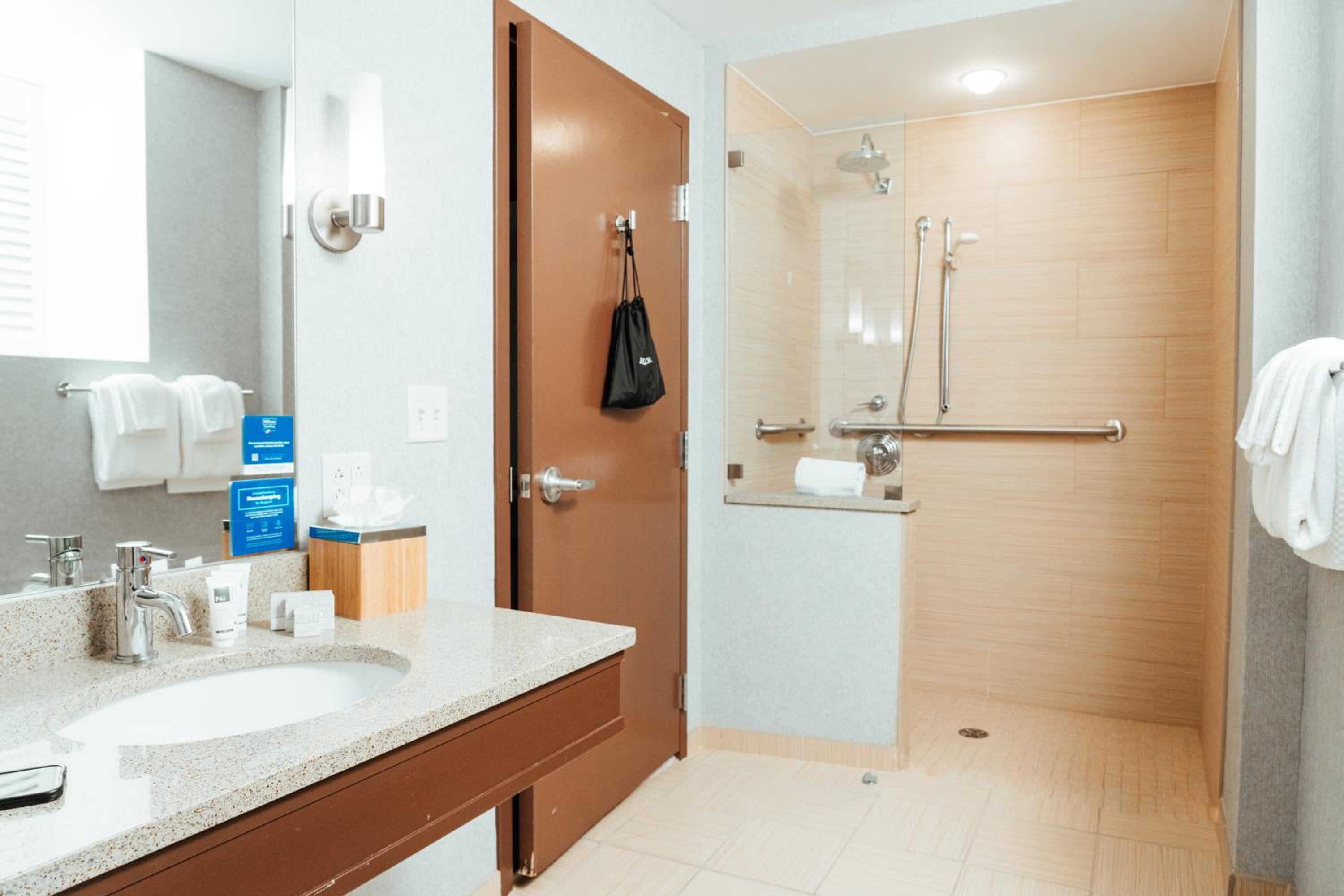 Queen Room with Roll-In Shower - Mobility and Hearing Access - Photo 4