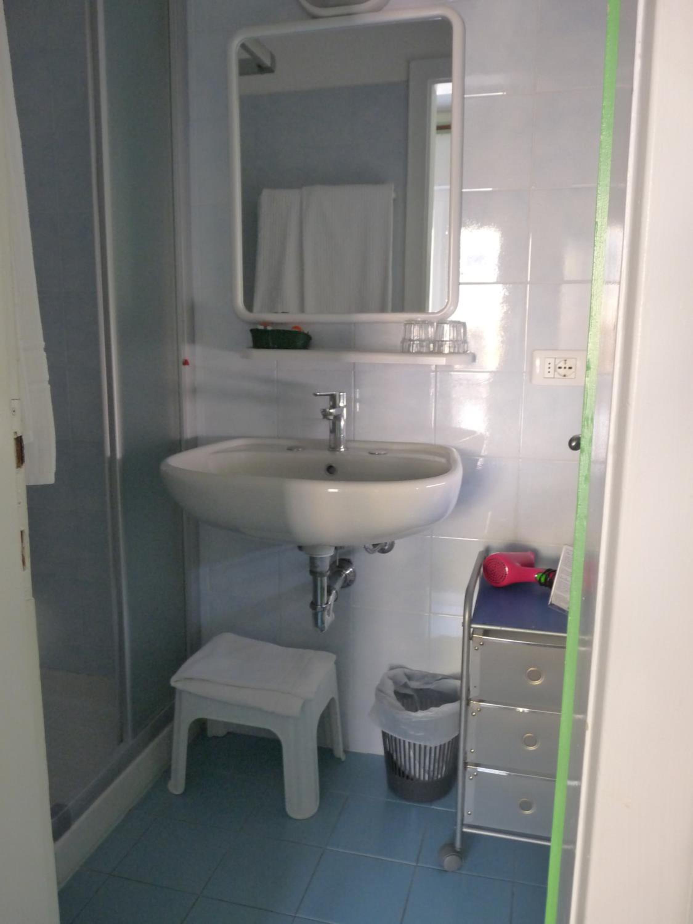 Double or Twin Room with Balcony - Photo 12