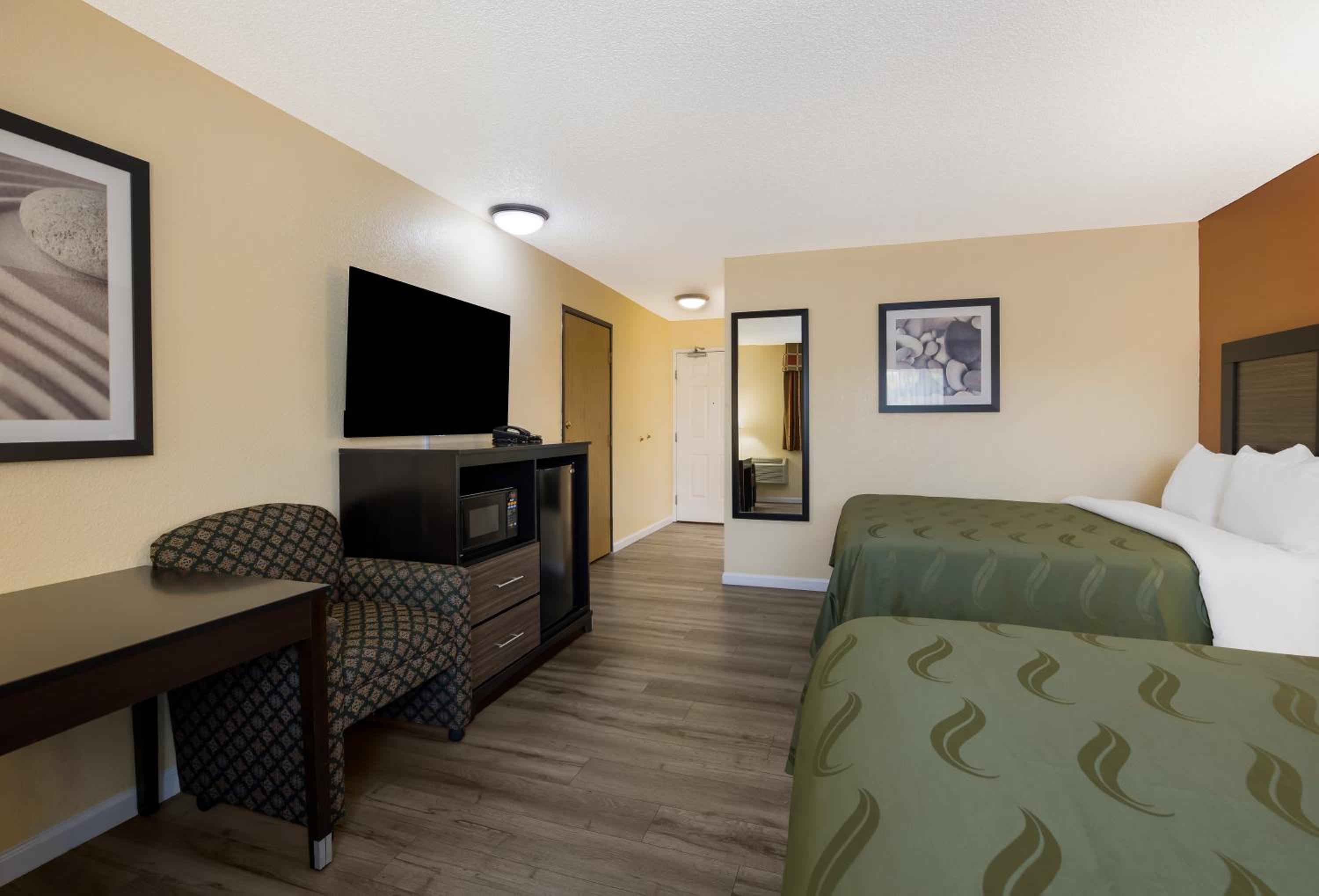 Queen Room with Two Queen Beds - Photo 4