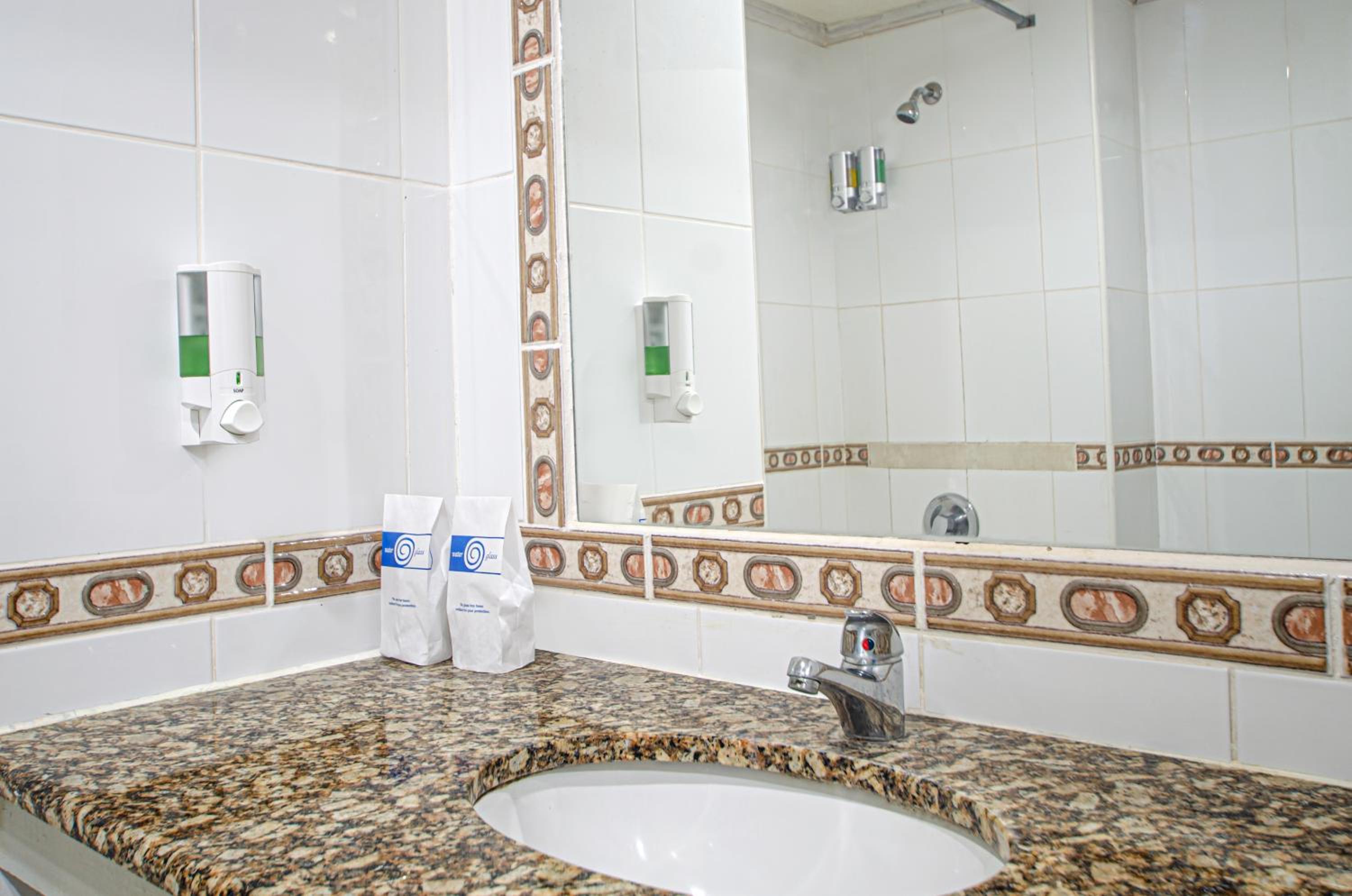 Deluxe King Room - Photo 5
