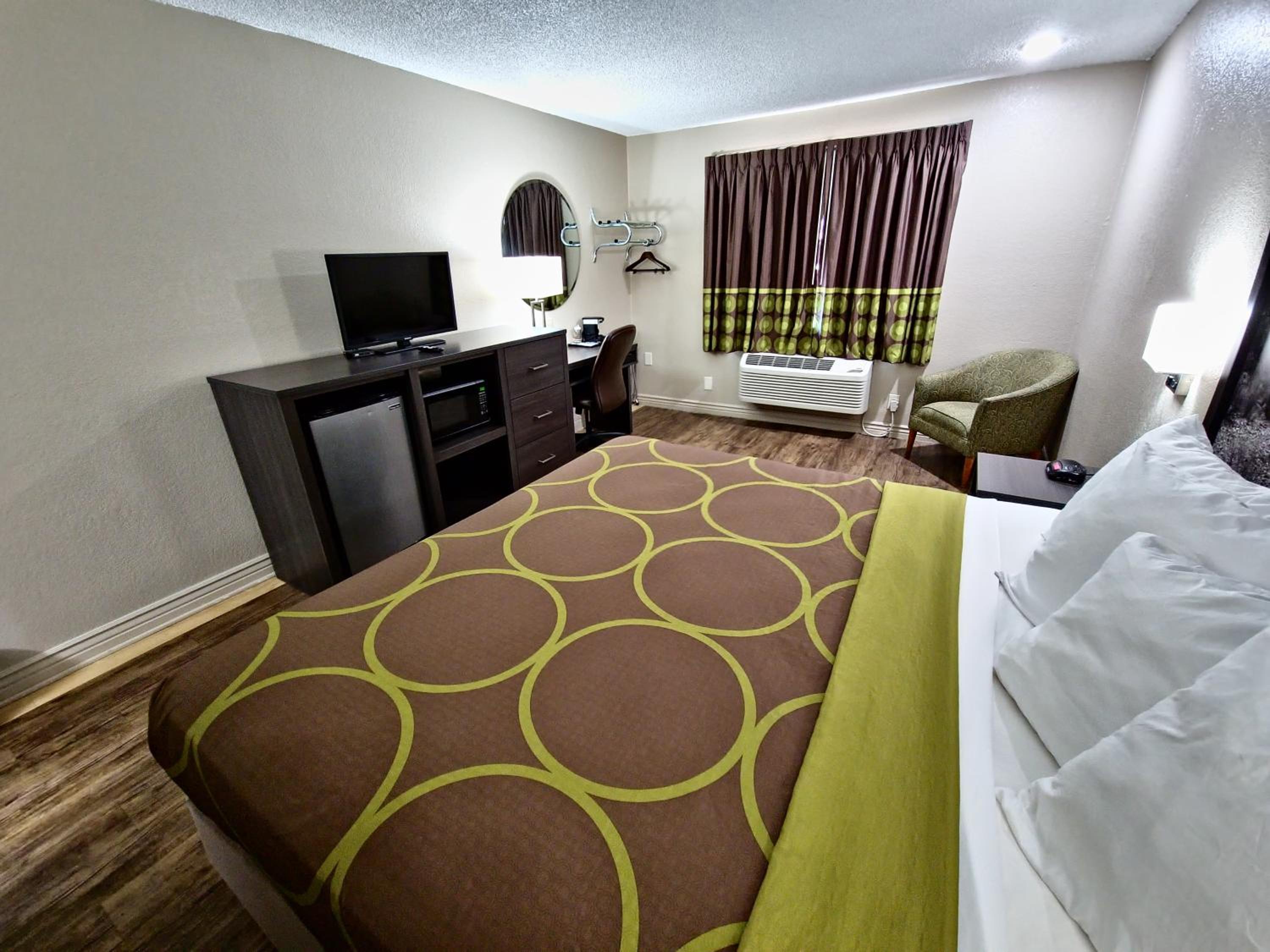 Deluxe King Room - Non-Smoking - Photo 4
