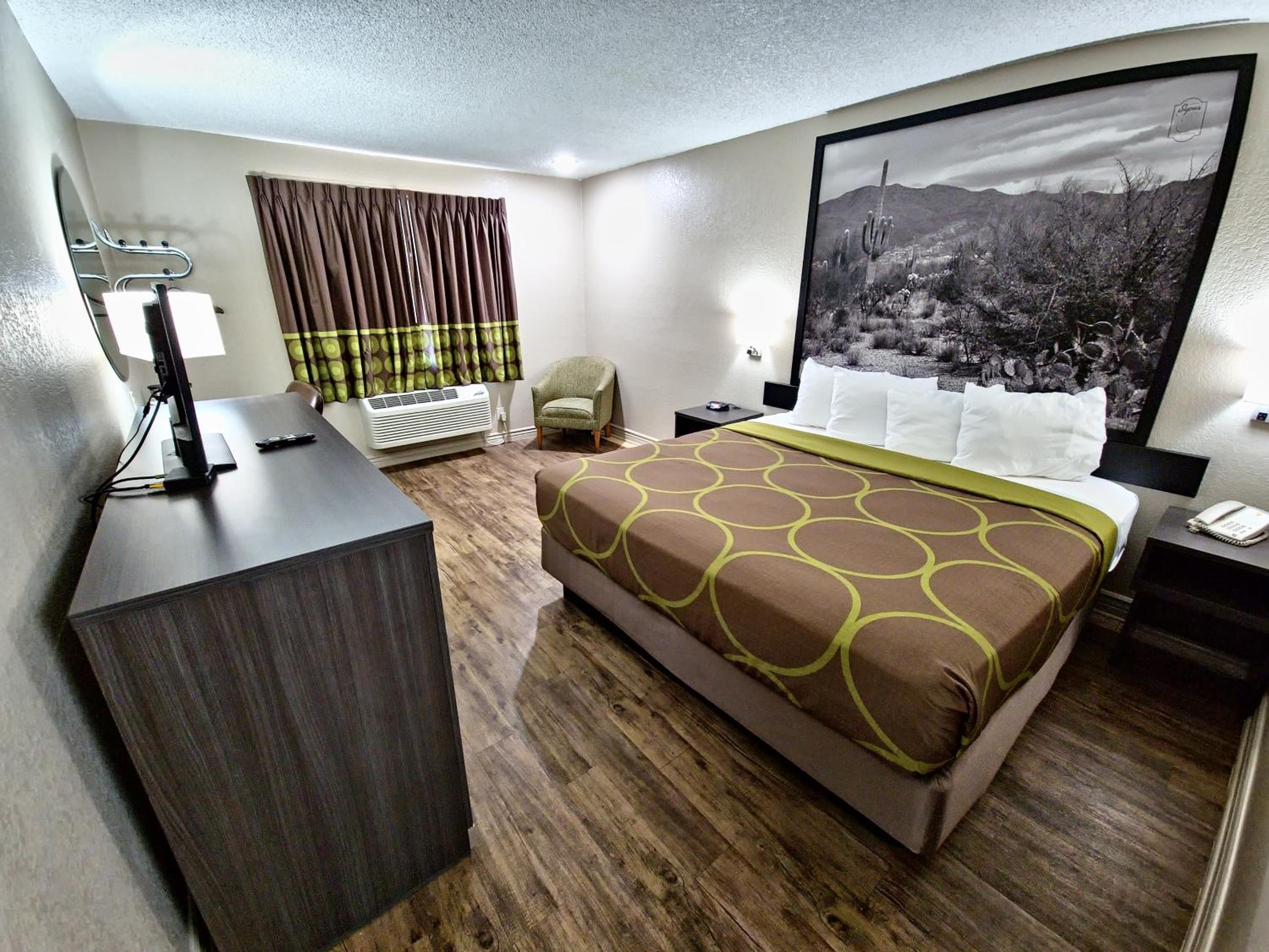 Deluxe King Room - Non-Smoking - Photo 3