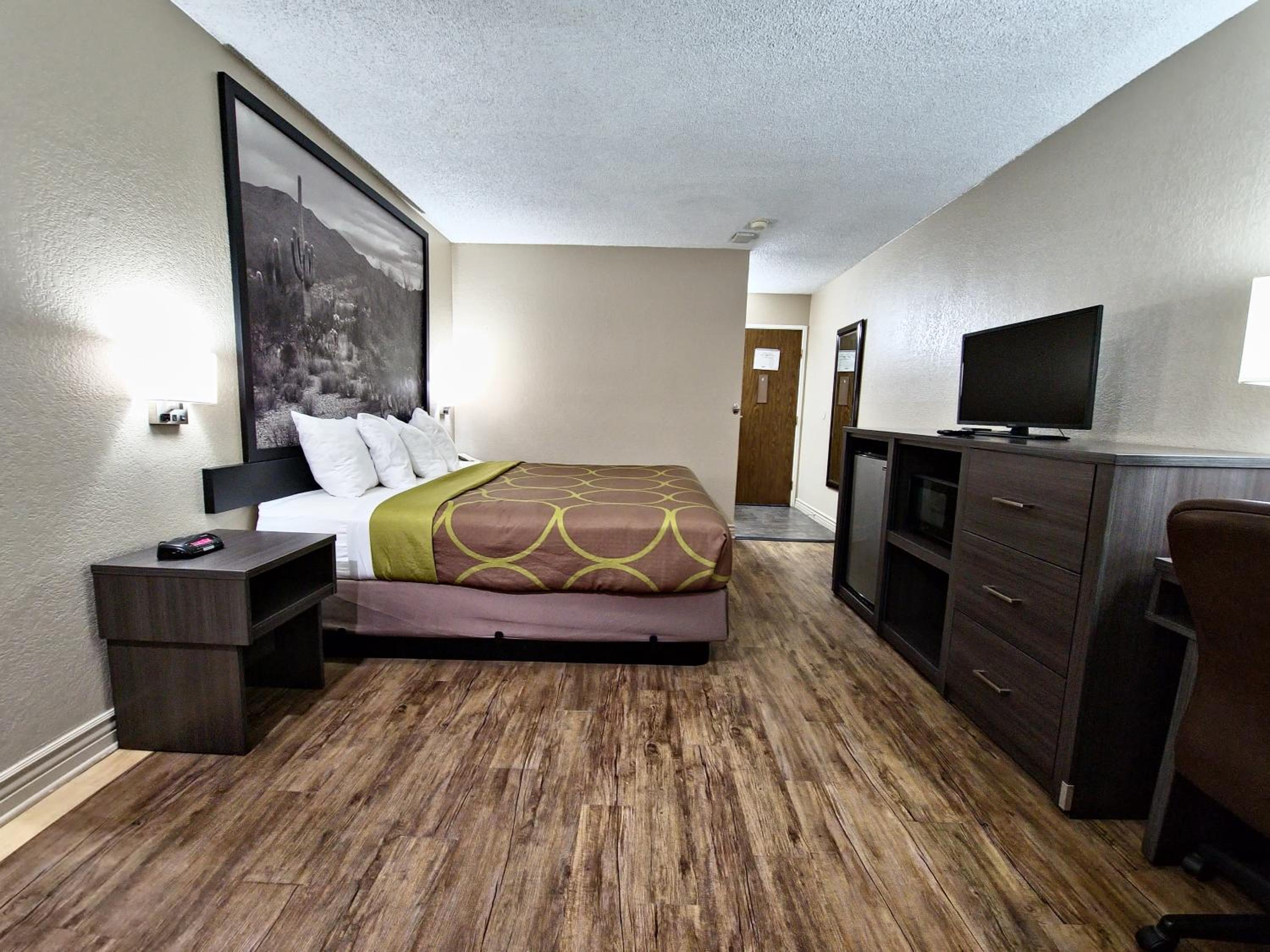 Deluxe King Room - Non-Smoking - Photo 17