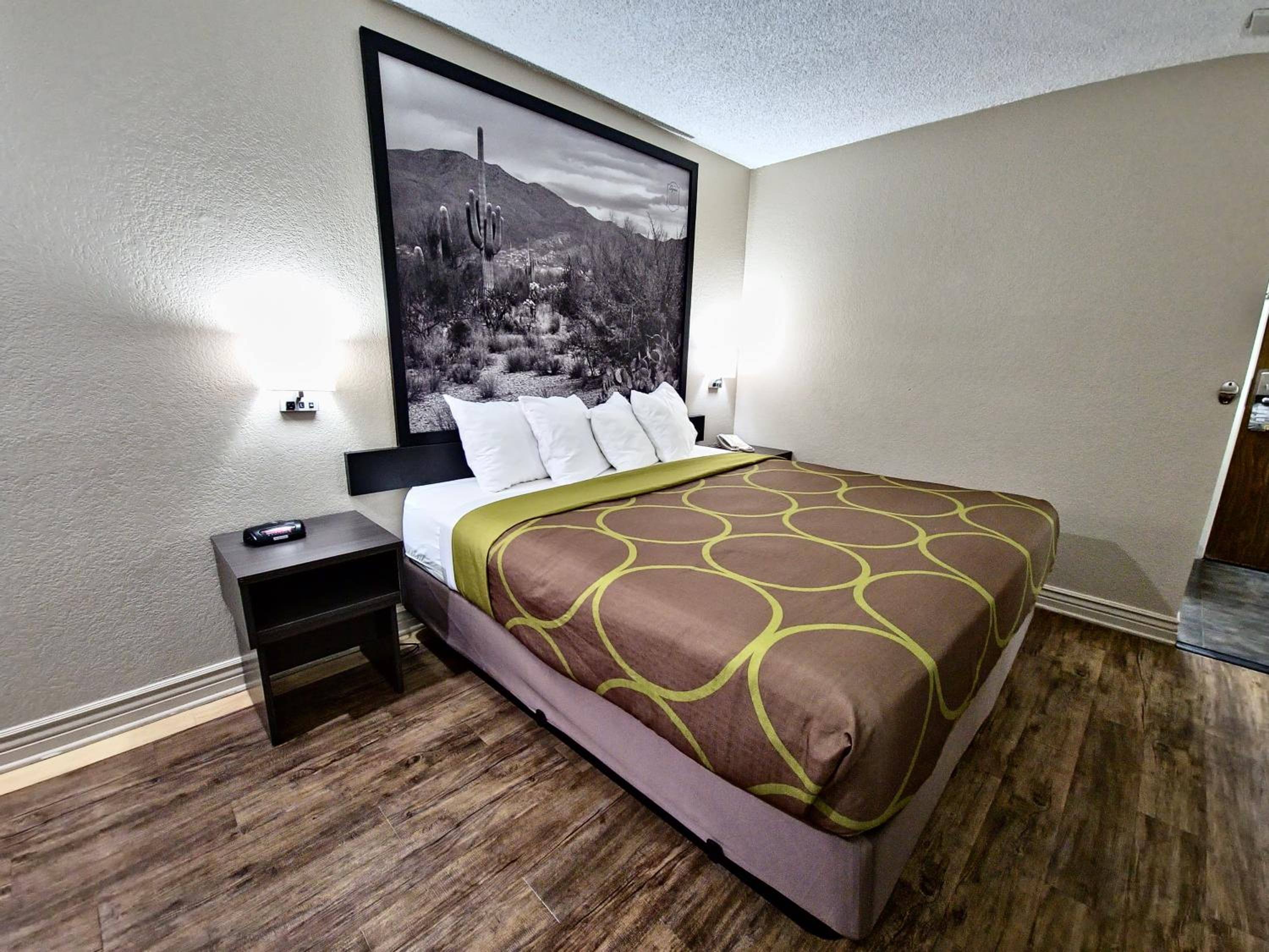 Deluxe King Room - Non-Smoking - Photo 8