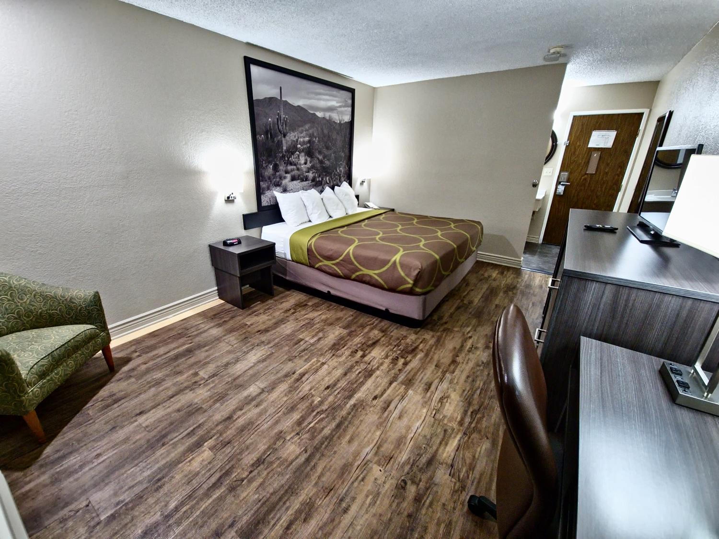 Deluxe King Room - Non-Smoking - Photo 7