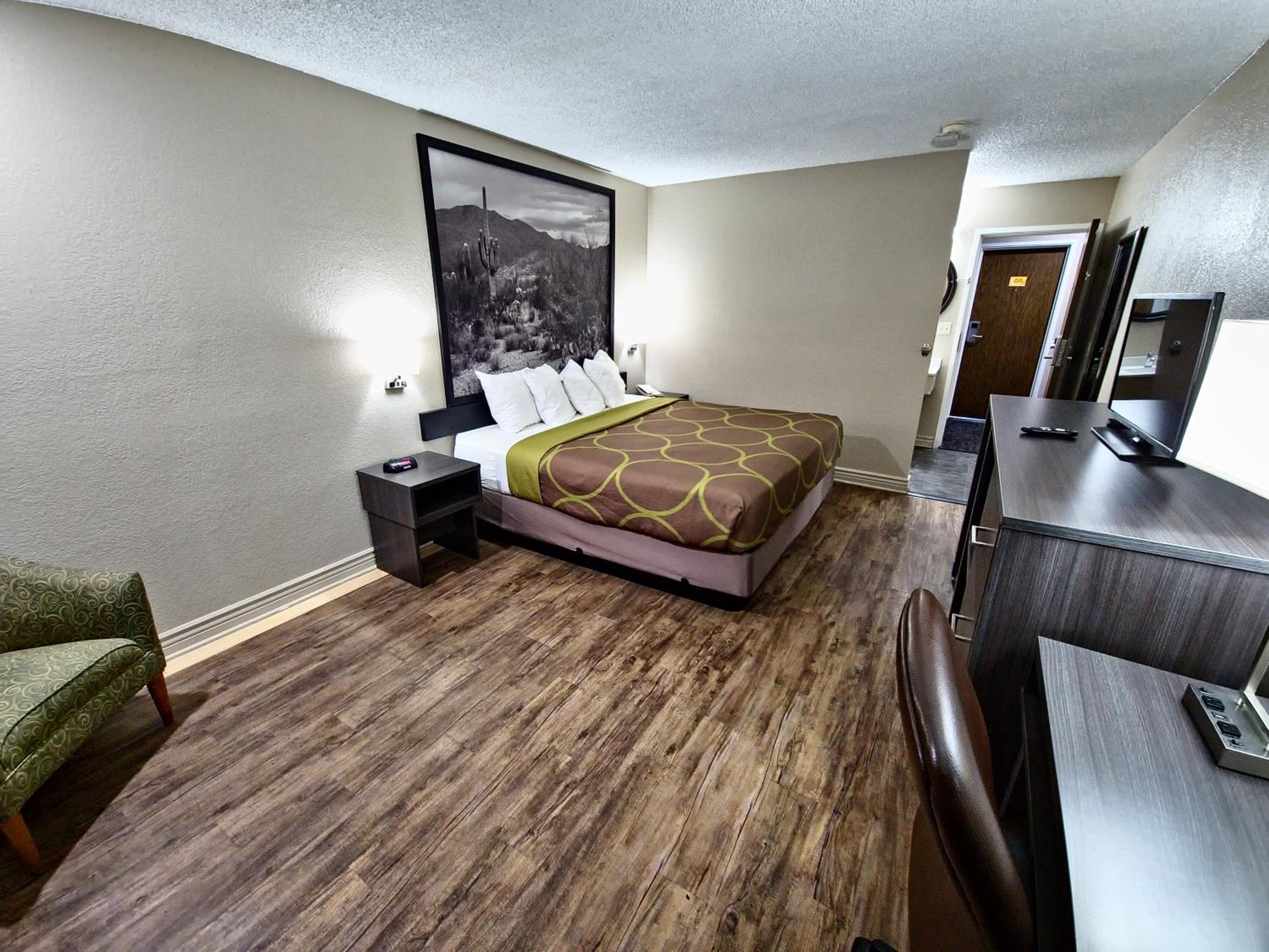 Deluxe King Room - Non-Smoking - Photo 6