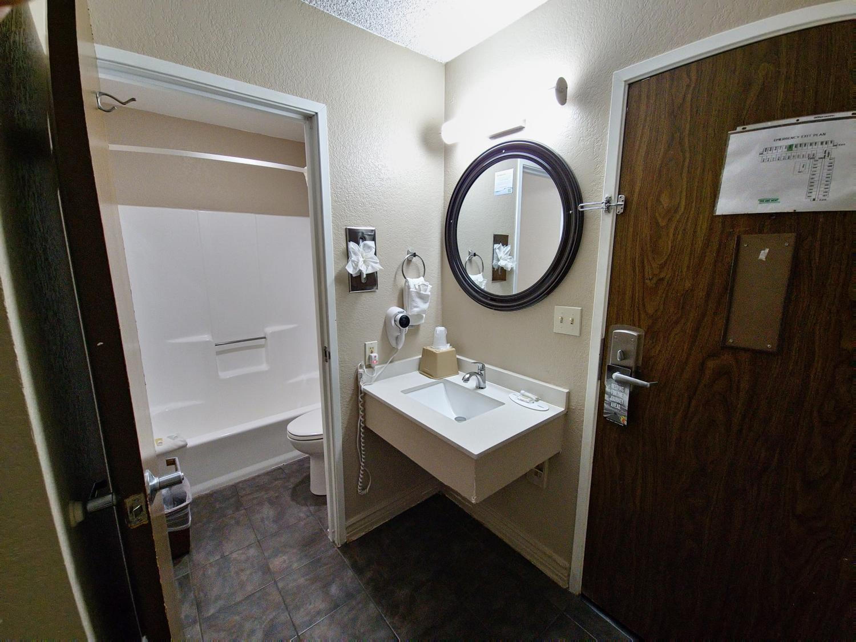 Deluxe King Room - Non-Smoking - Photo 15