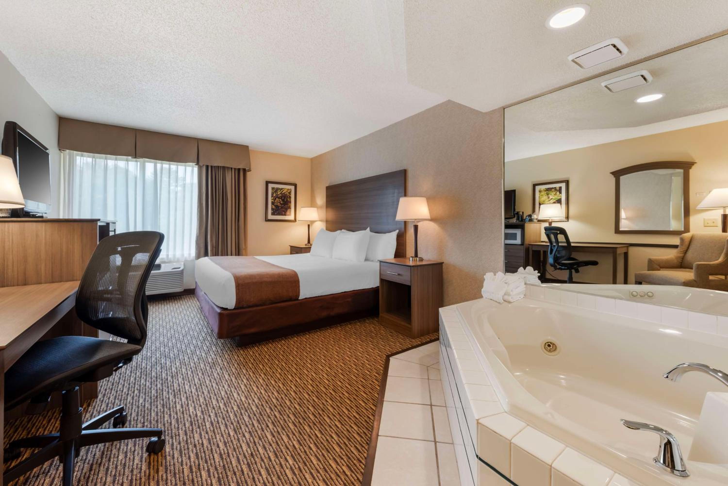 King Room with Hot Tub photo 1