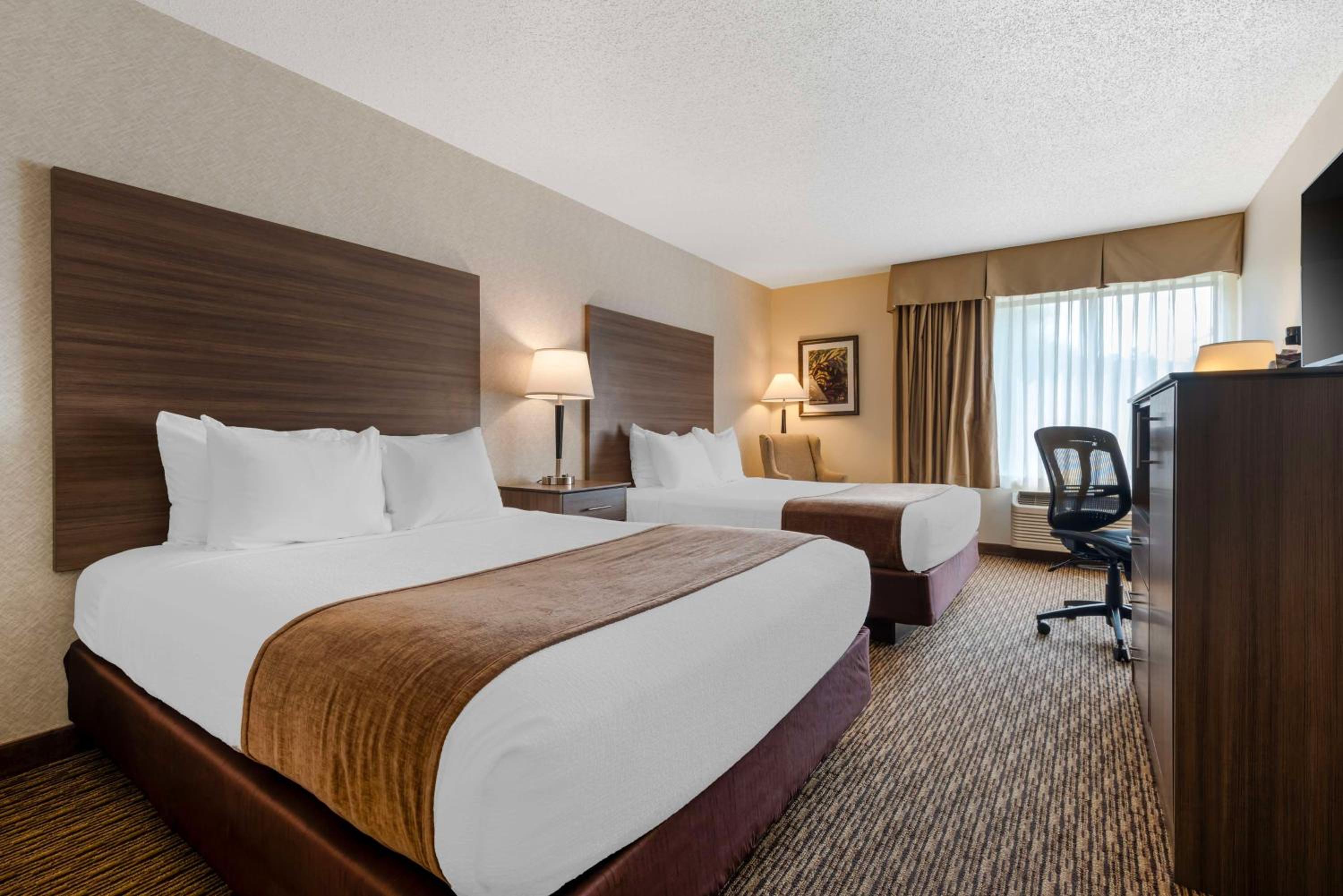Queen Room with Two Queen Beds - Non-Smoking photo 3