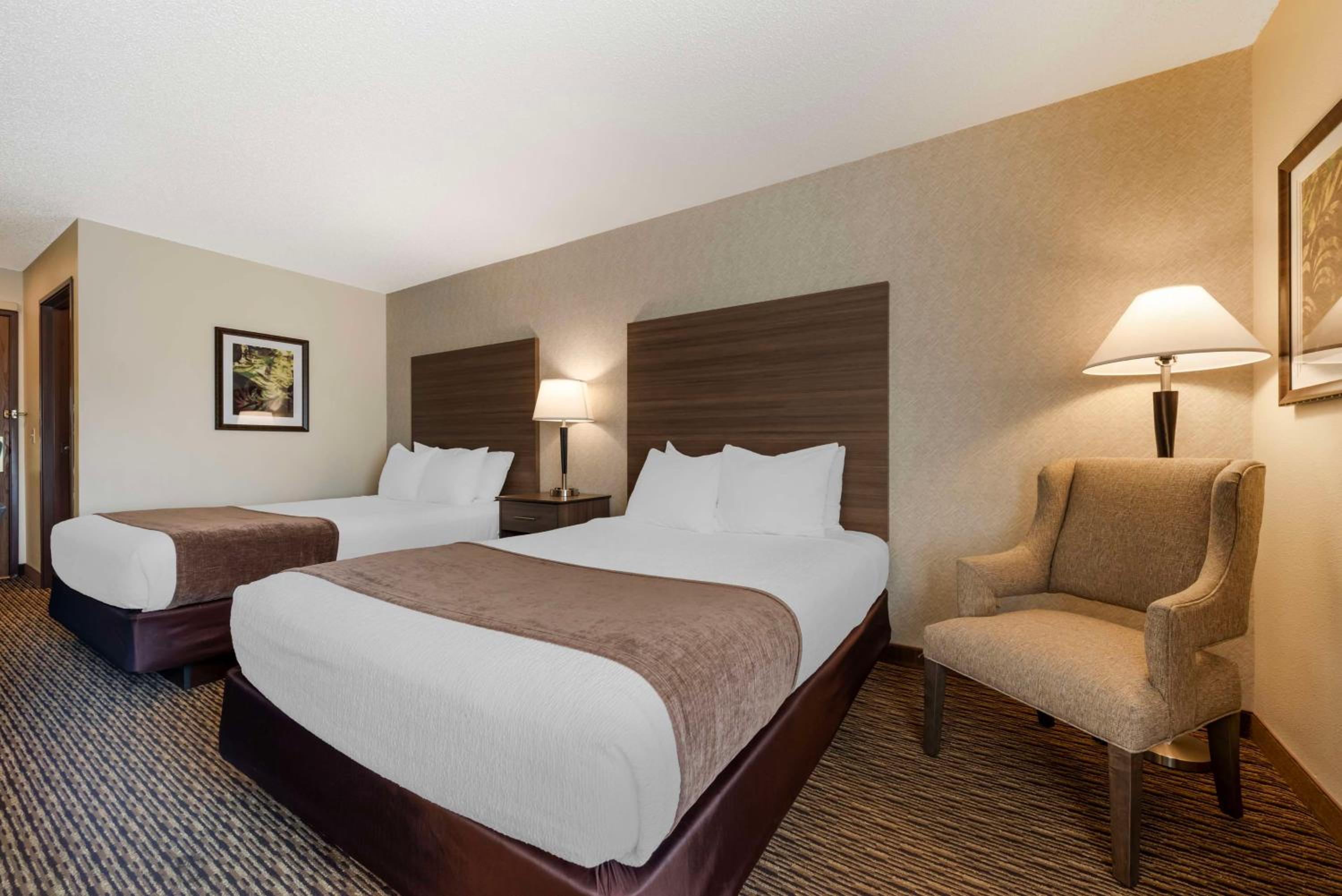 Queen Room with Two Queen Beds - River View/Non-Smoking photo 3