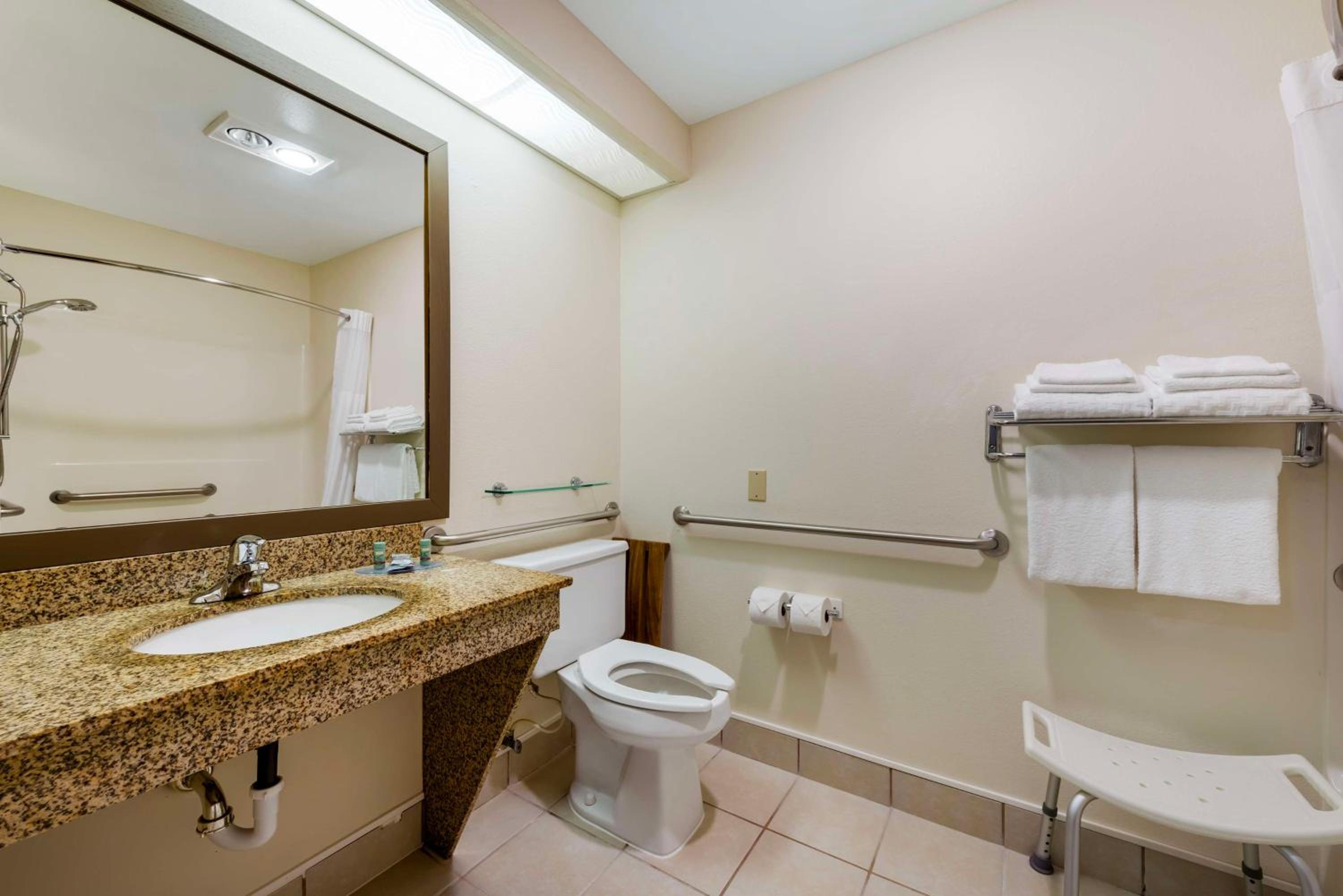 King Room with Bathtub - Disability Access/Pet Friendly photo 2