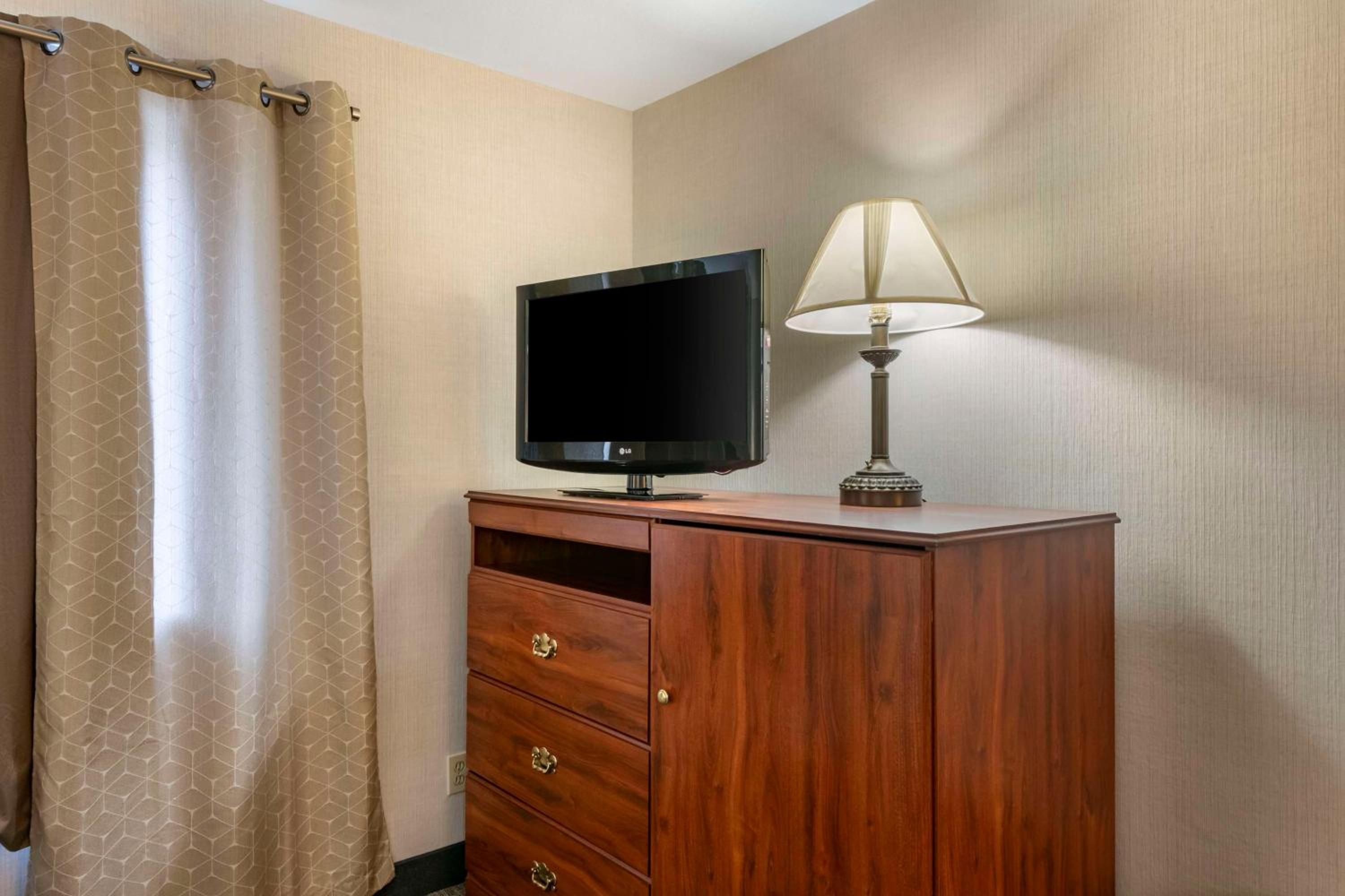 Large King Room - Non-Smoking - Photo 2