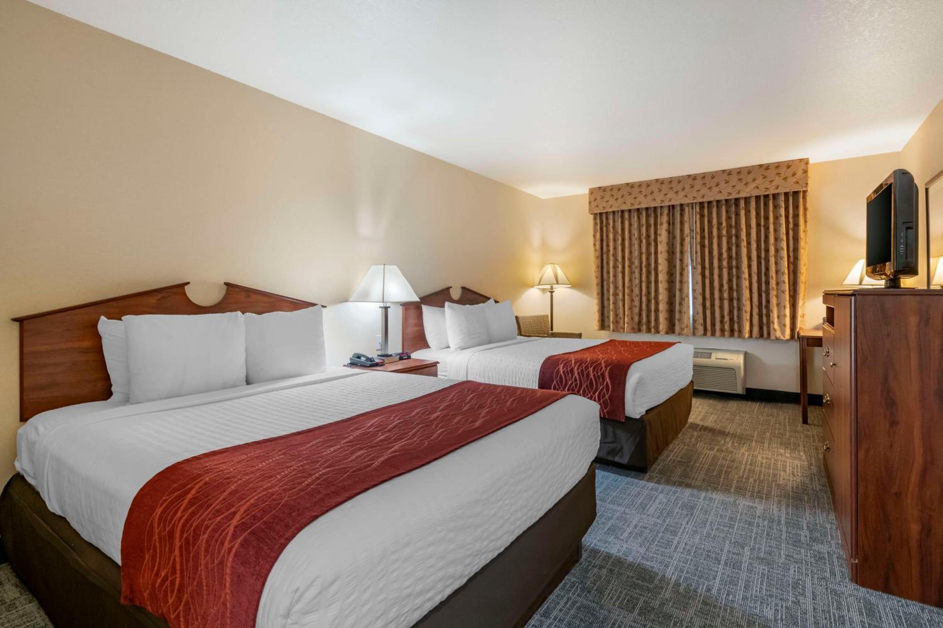 Queen Room with Two Queen Beds - Non Smoking - Photo 3