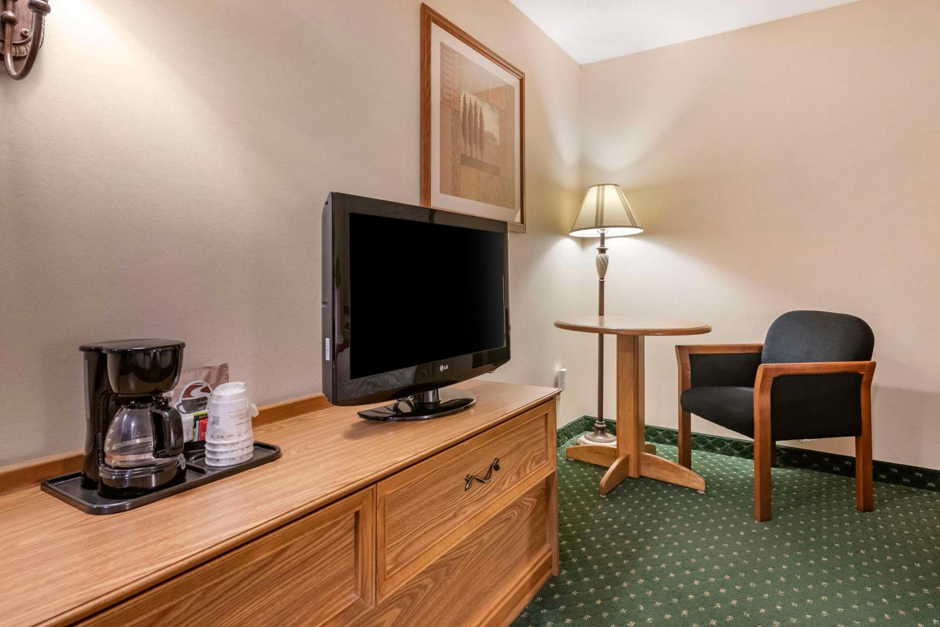 Large Queen Room with Two Queen Beds - Non-Smoking - Photo 3