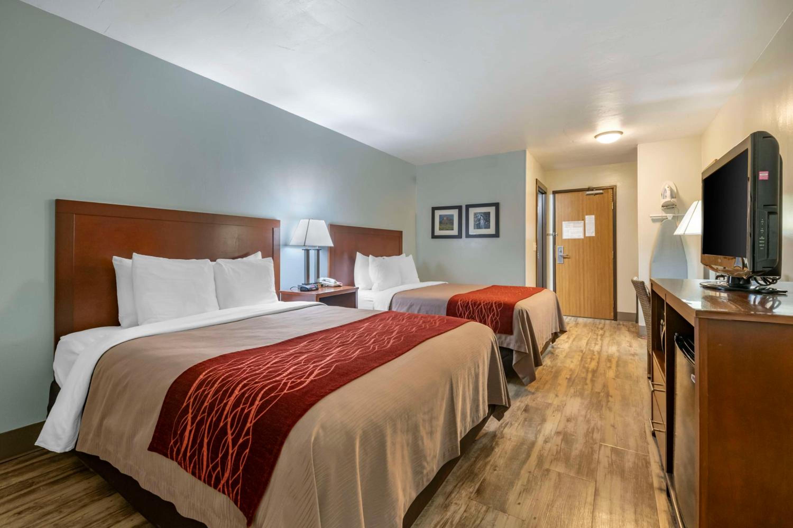 Queen Room with Two Queen Beds - Non Smoking - Photo 2