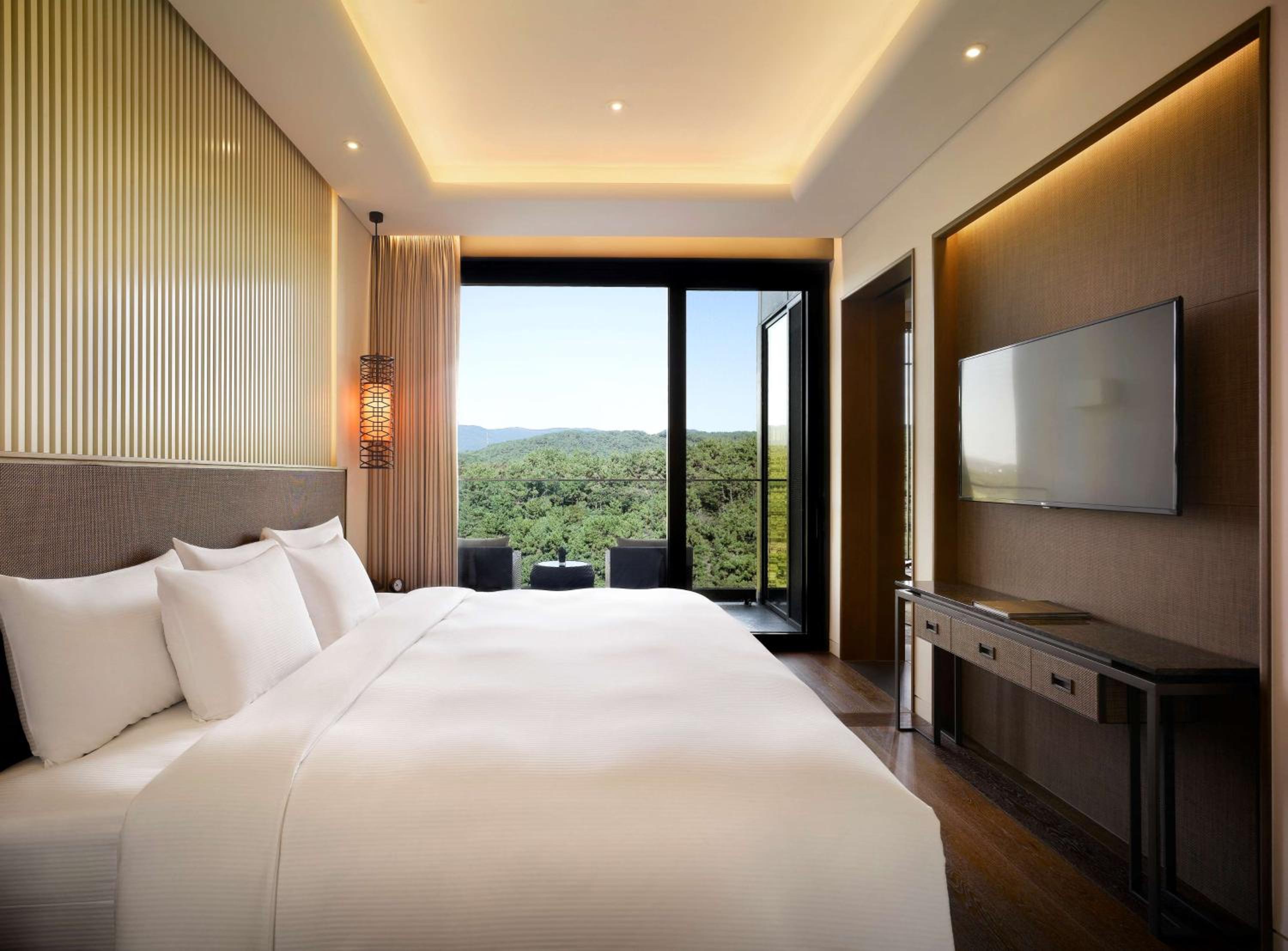 Cabin U Forest View King Bed (Minibar & Lounge Access)