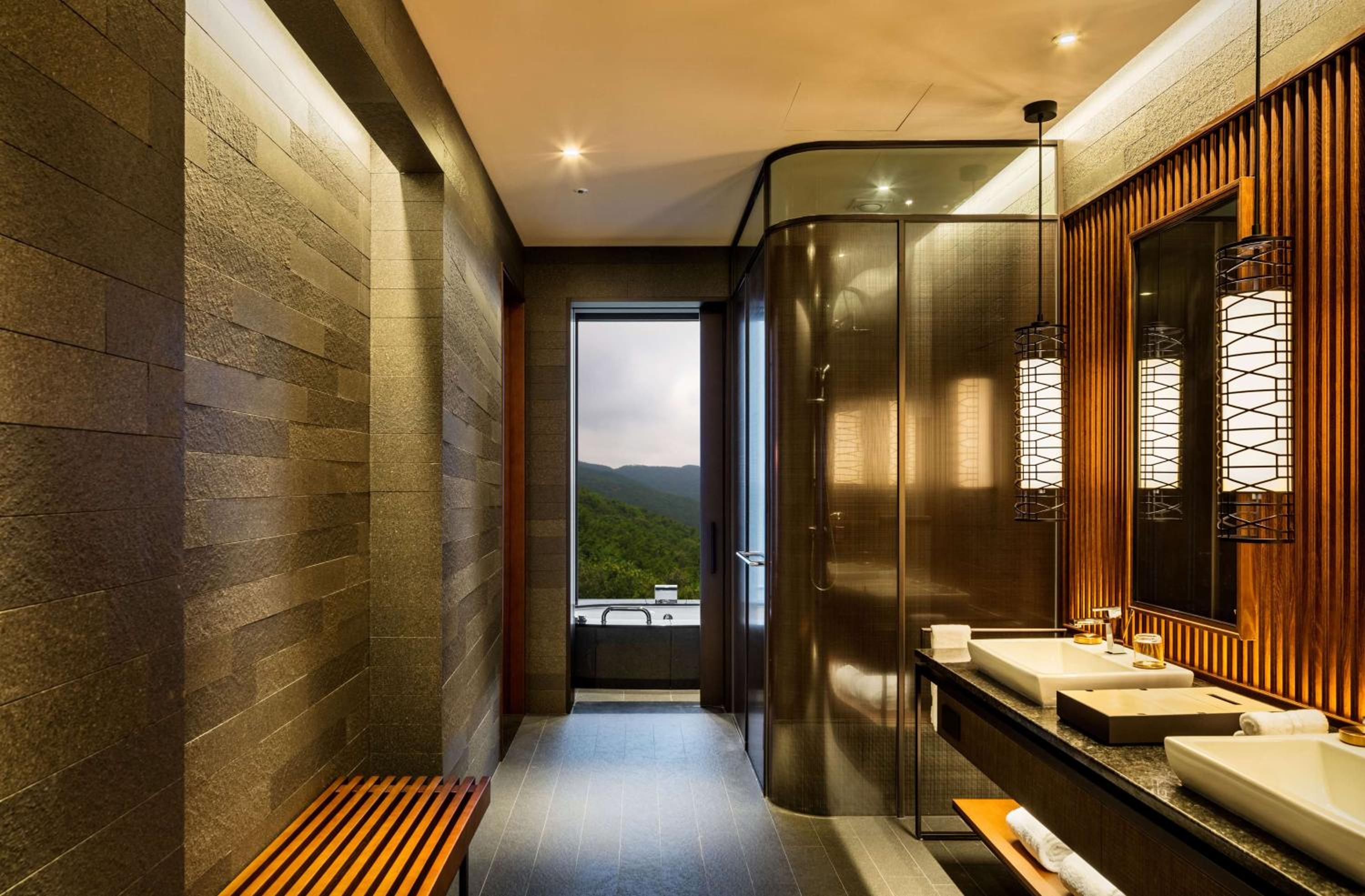 Deluxe King Room With Half Balcony