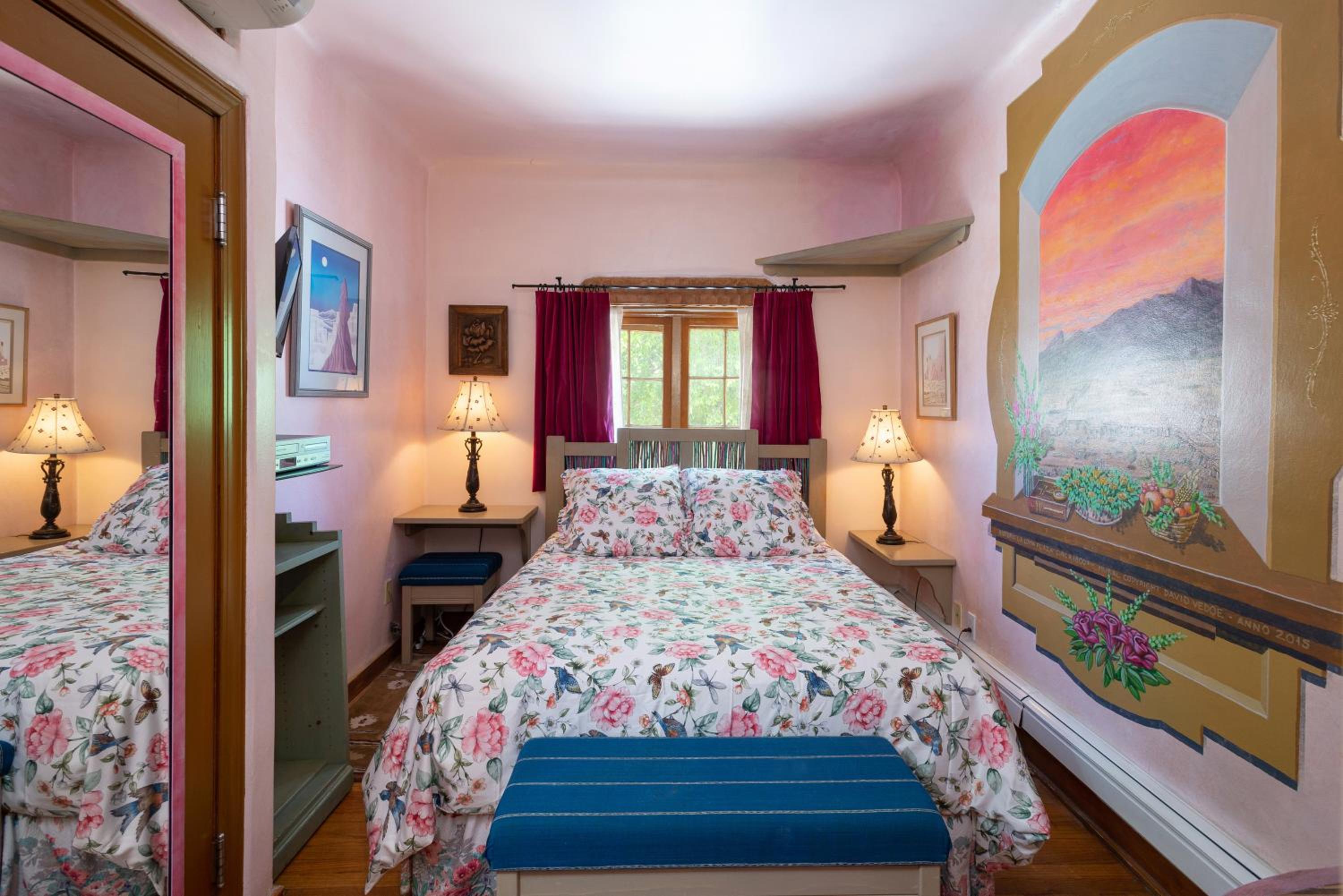 Queen Room photo 1