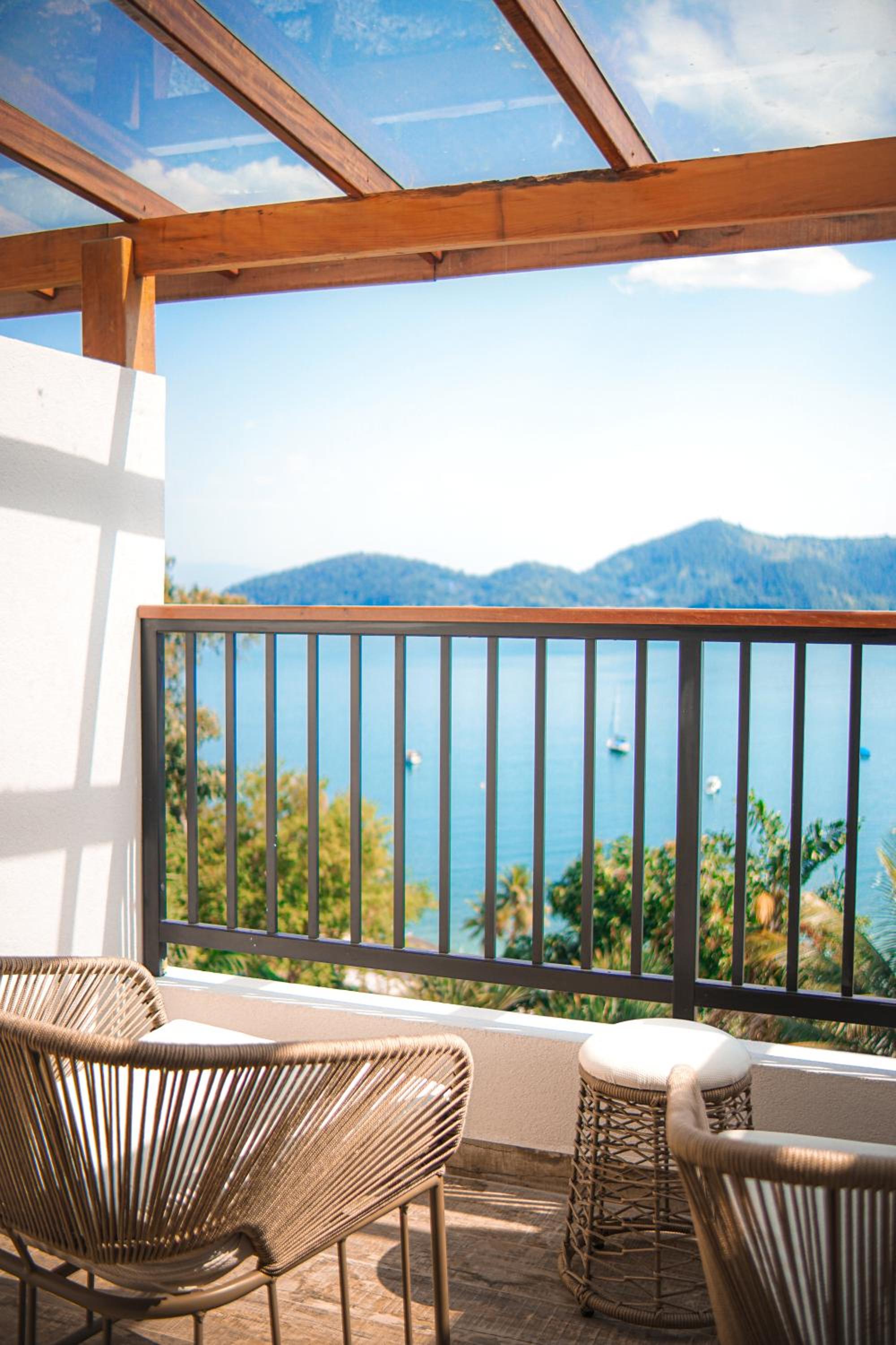 Queen Room with Balcony Sea View thumbnail 5