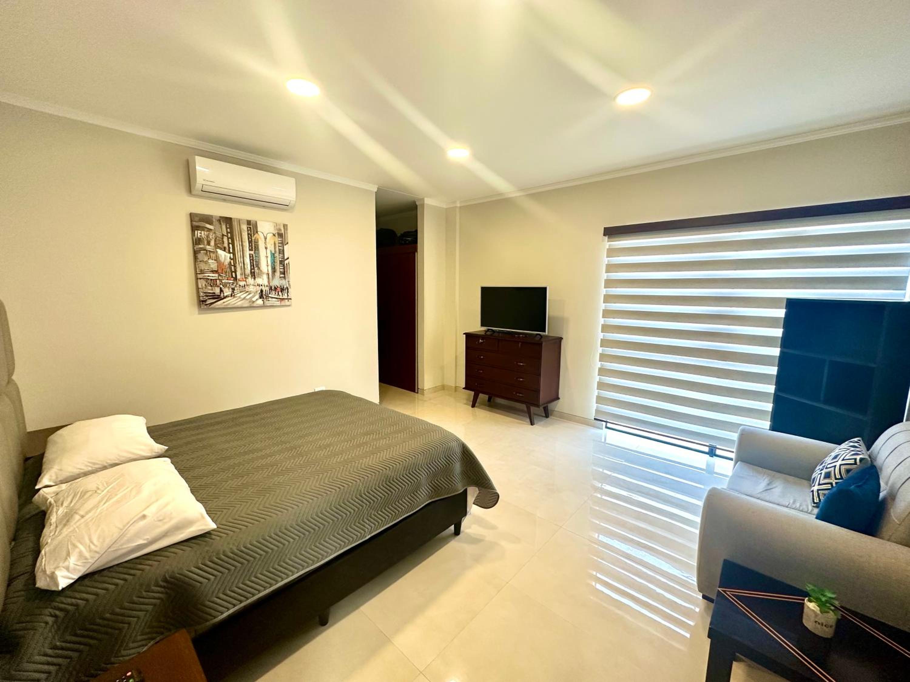 Four-Bedroom House photo 1