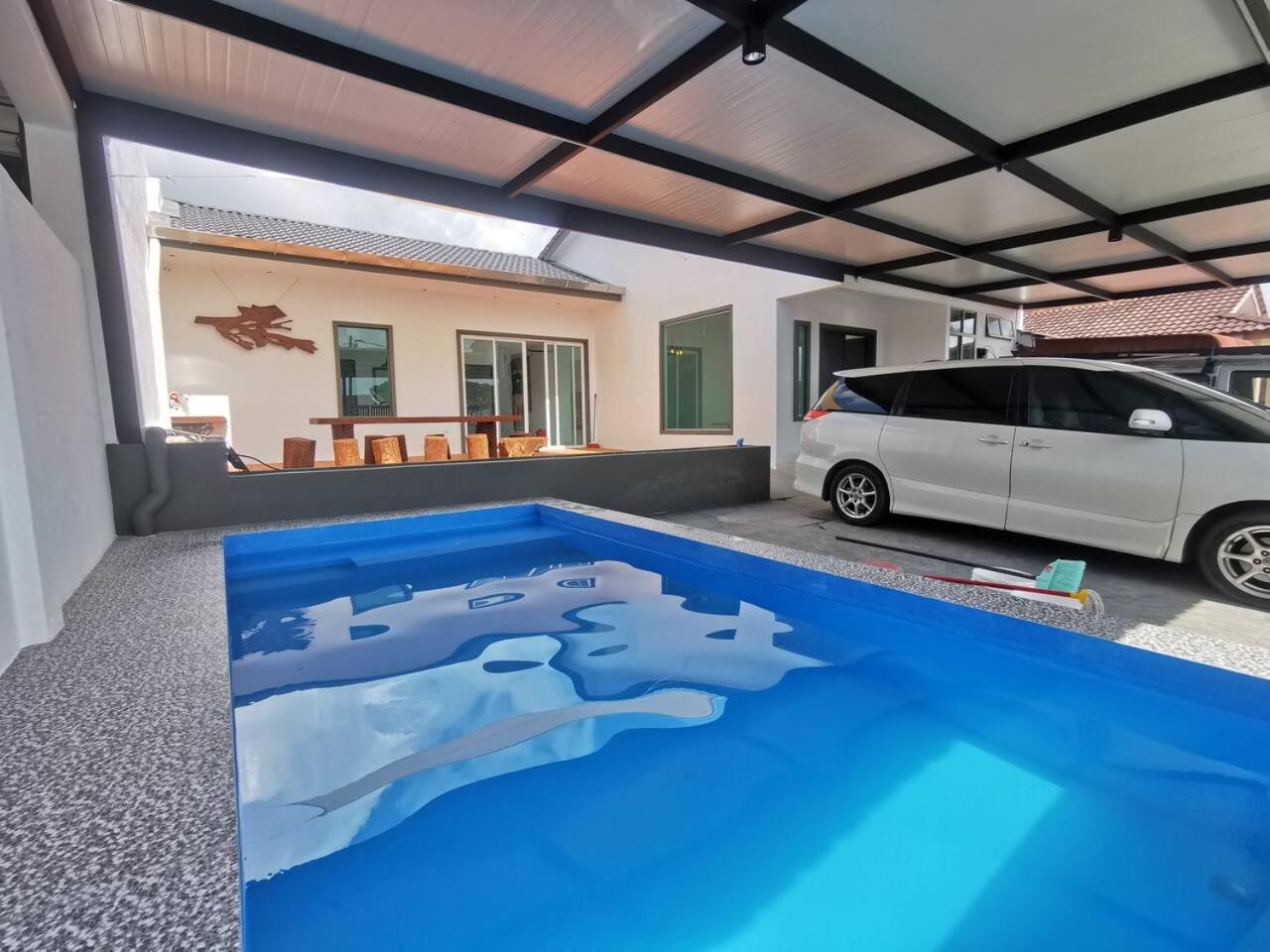 Six-Bedroom House photo 1