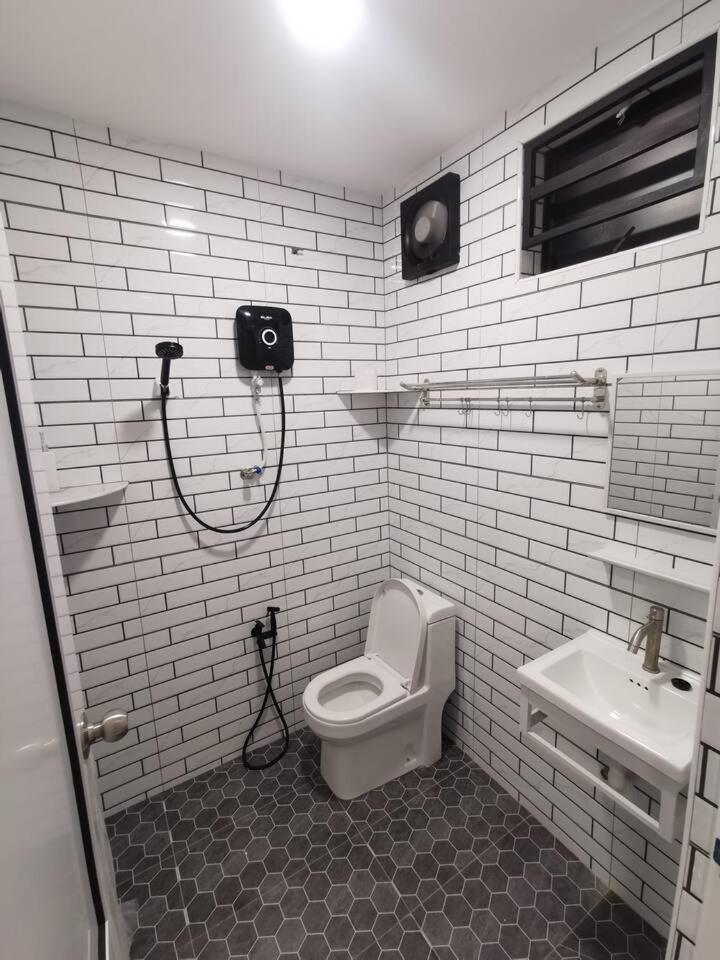 Six-Bedroom House photo 2
