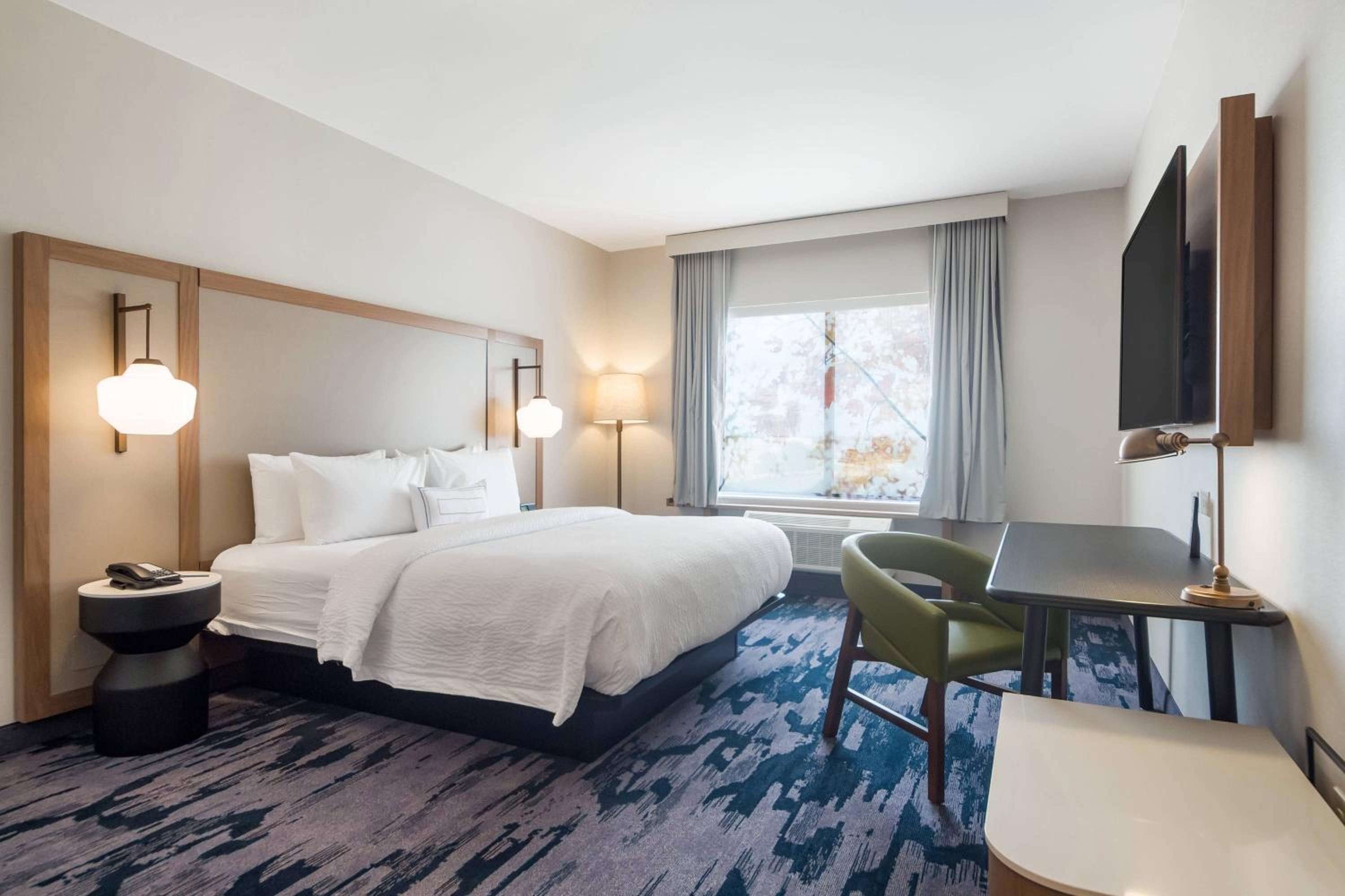 King Room with Roll-In Shower - Mobility Accessible