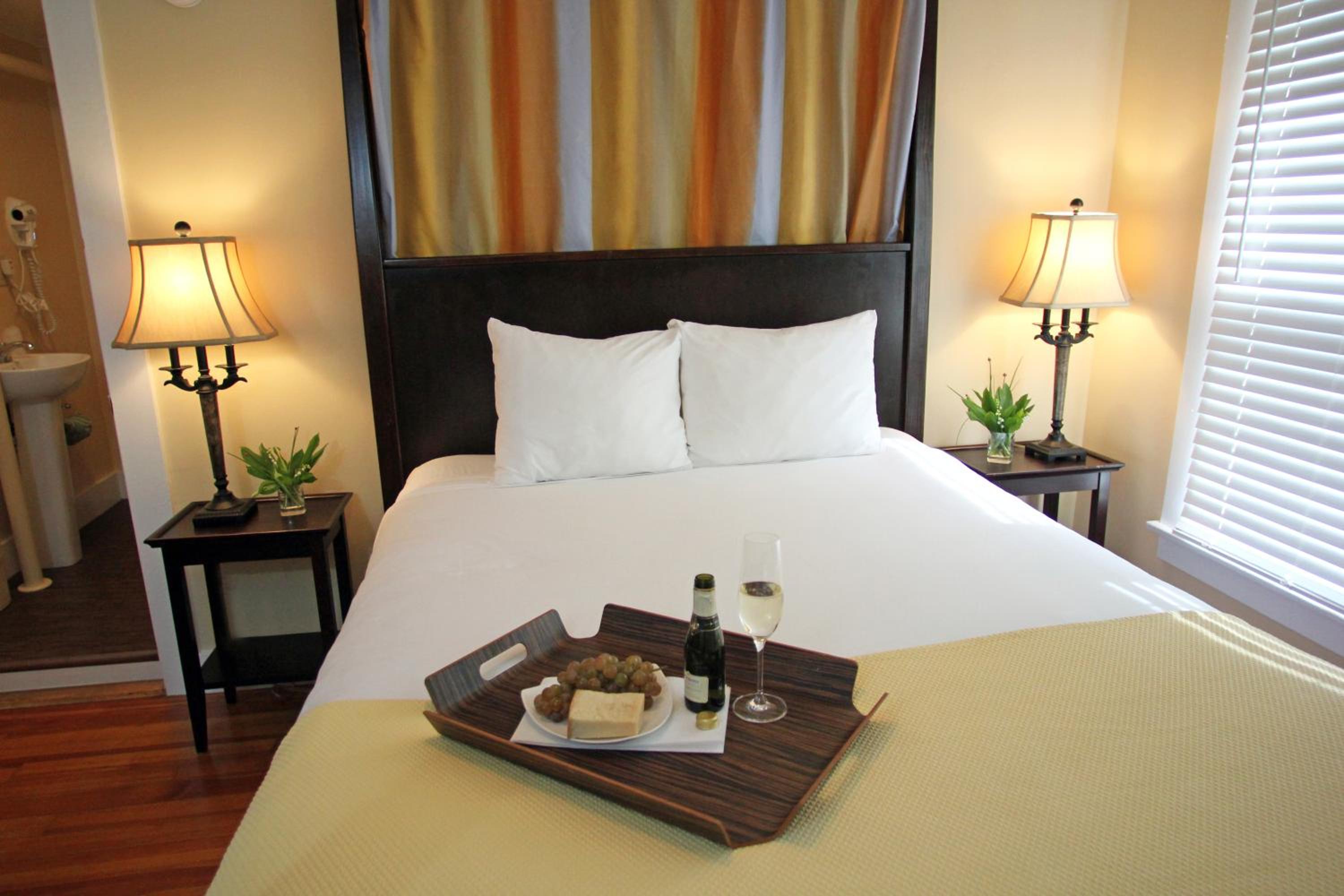 Queen Room - Photo 8