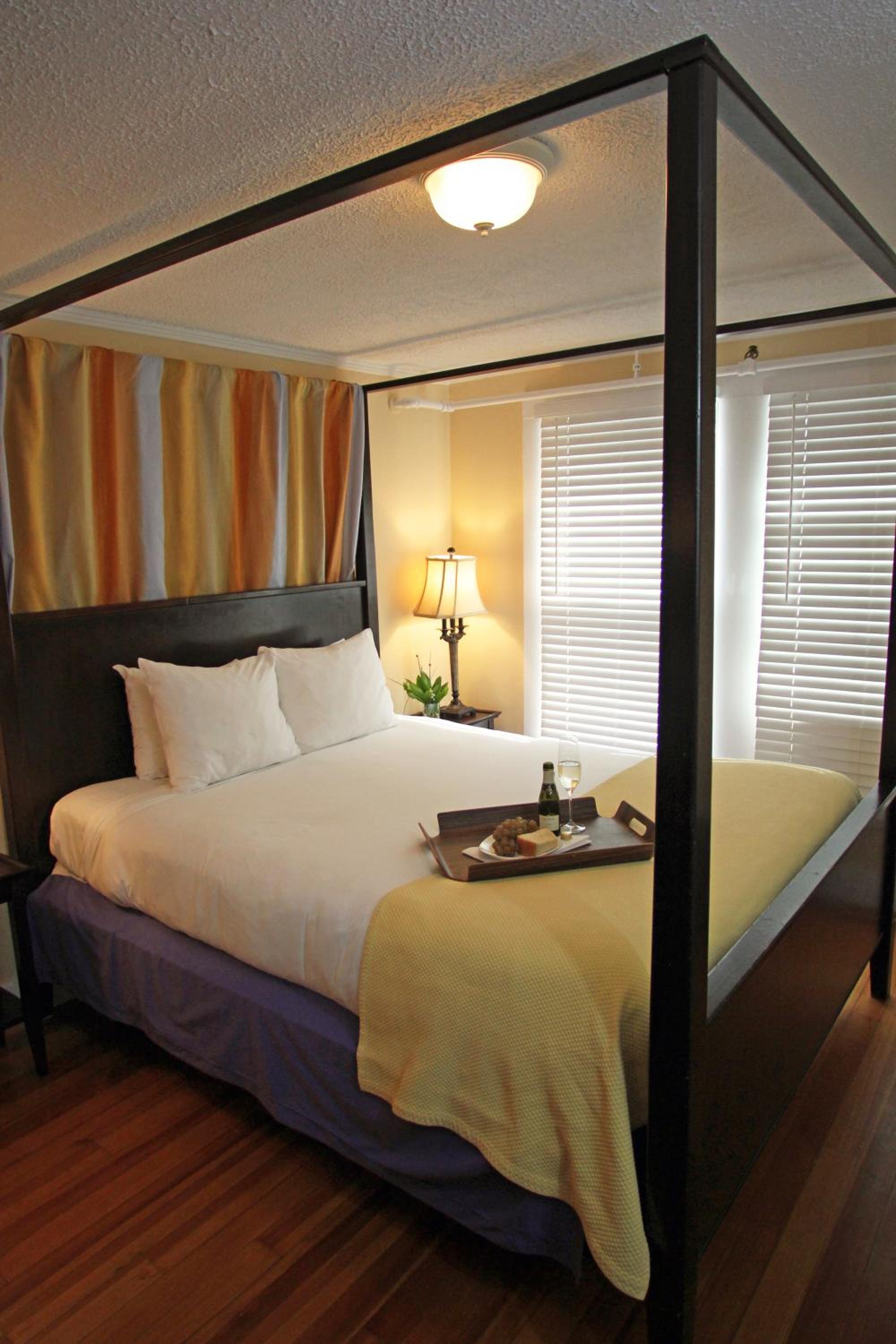 Queen Room - Photo 11