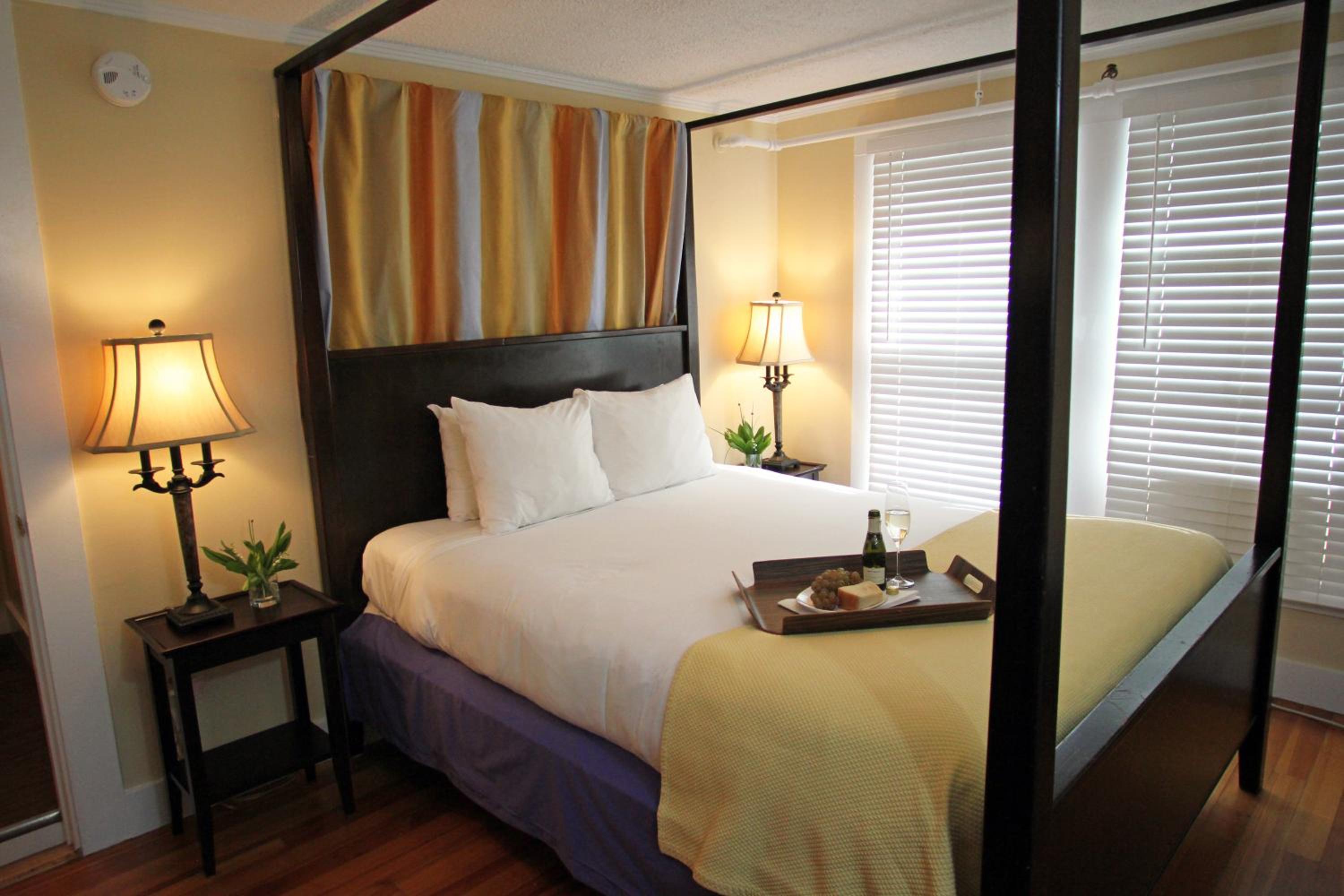 Queen Room - Photo 13