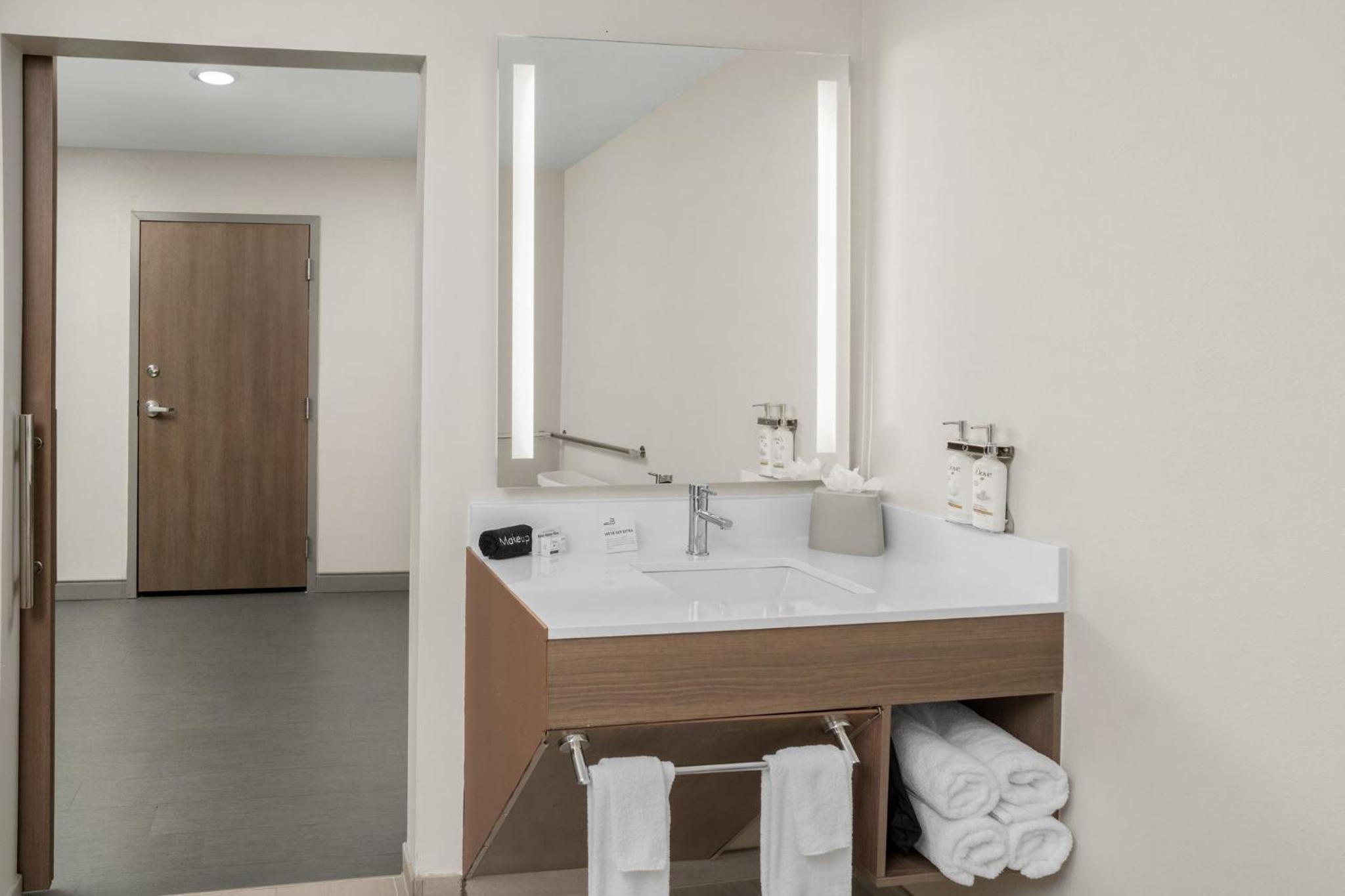 Standard Queen Room with Two Queen Beds and Bath/Shower - Photo 2
