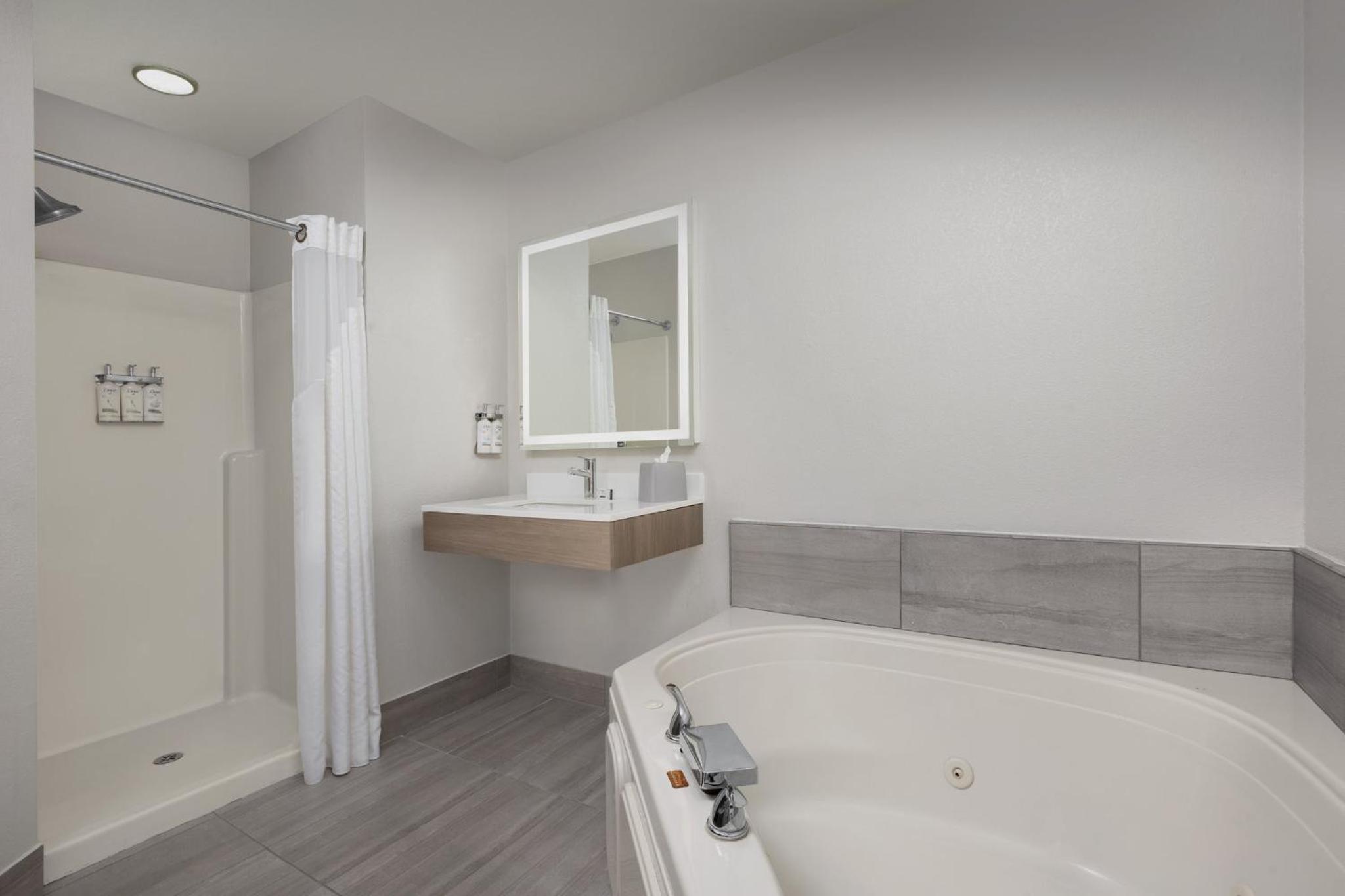 King Suite with Spa Bath - Photo 4