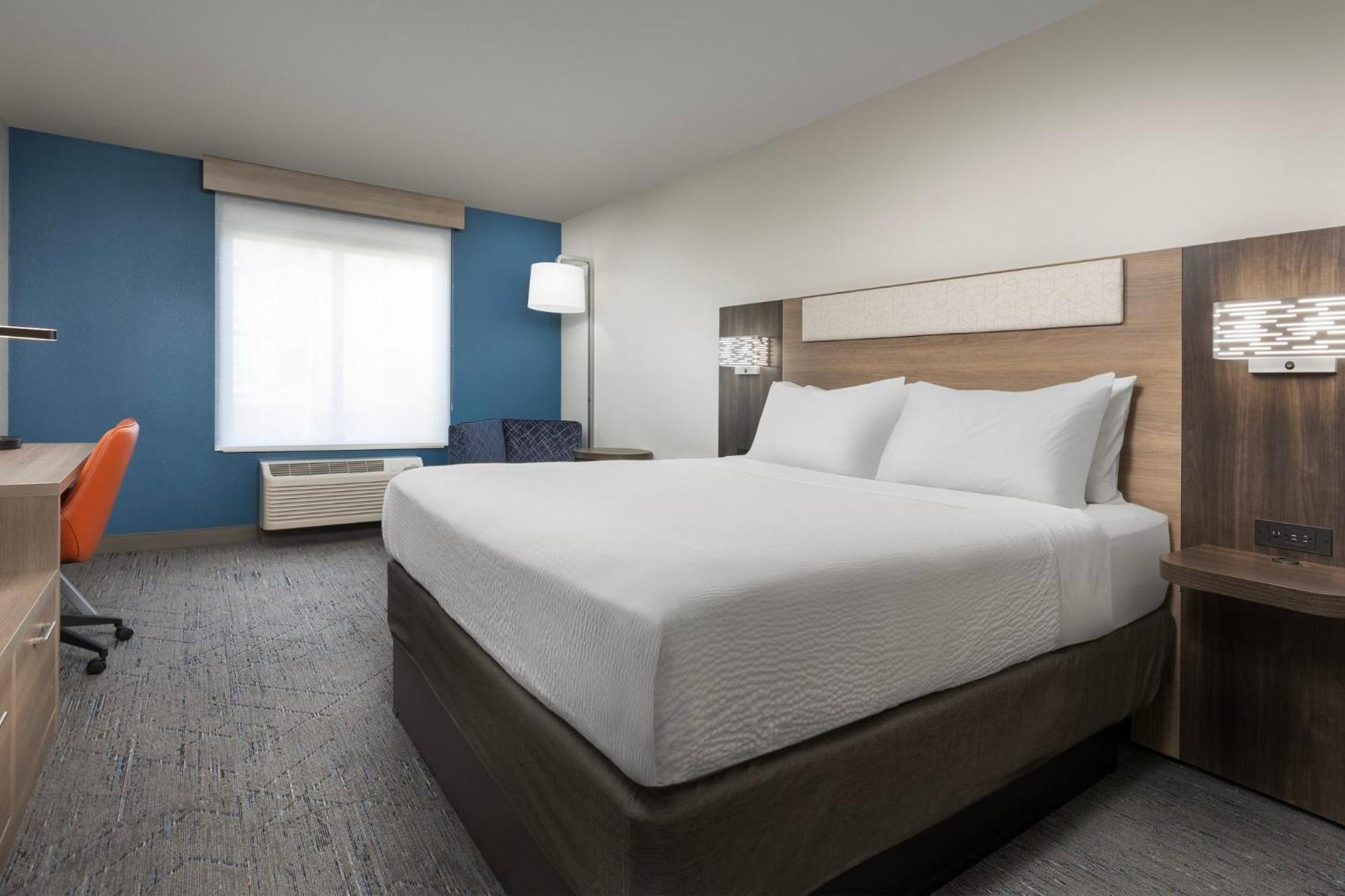Standard King Room - Photo 7