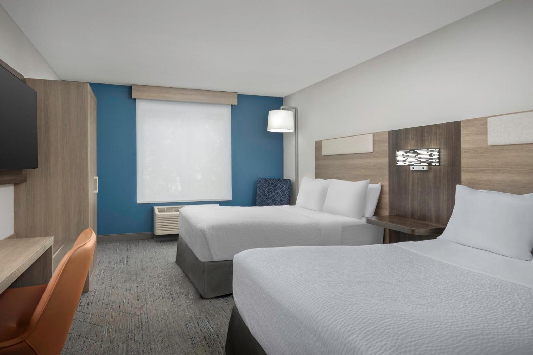 Standard Room with Two Queen Beds - Photo 8