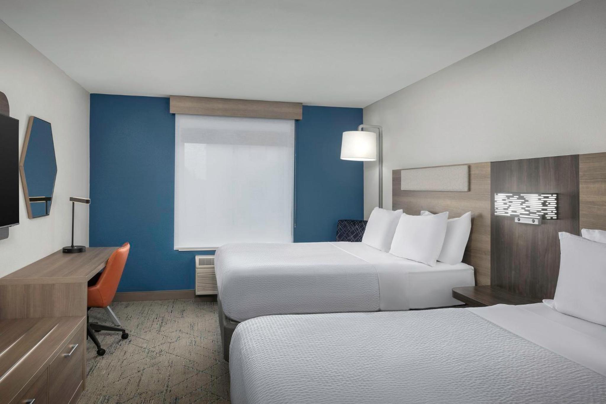 Standard Room with Two Queen Beds - Photo 7