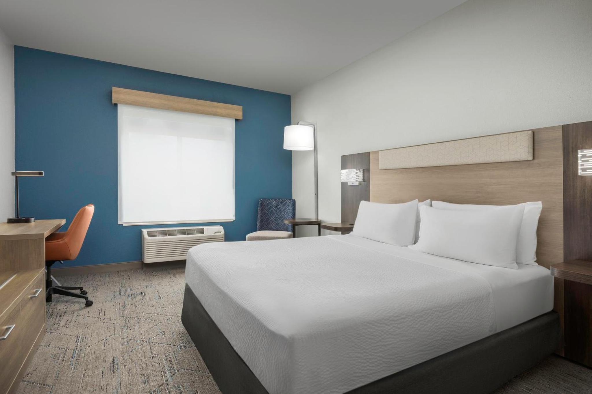 Standard King Room with Mobility Accessible Tub - Photo 8