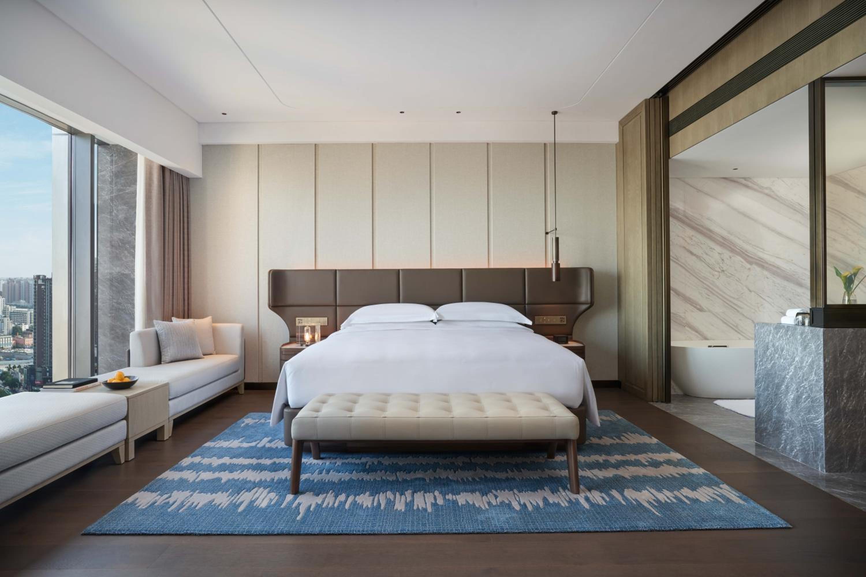 Premium King Room with City View - Club Floor photo 3