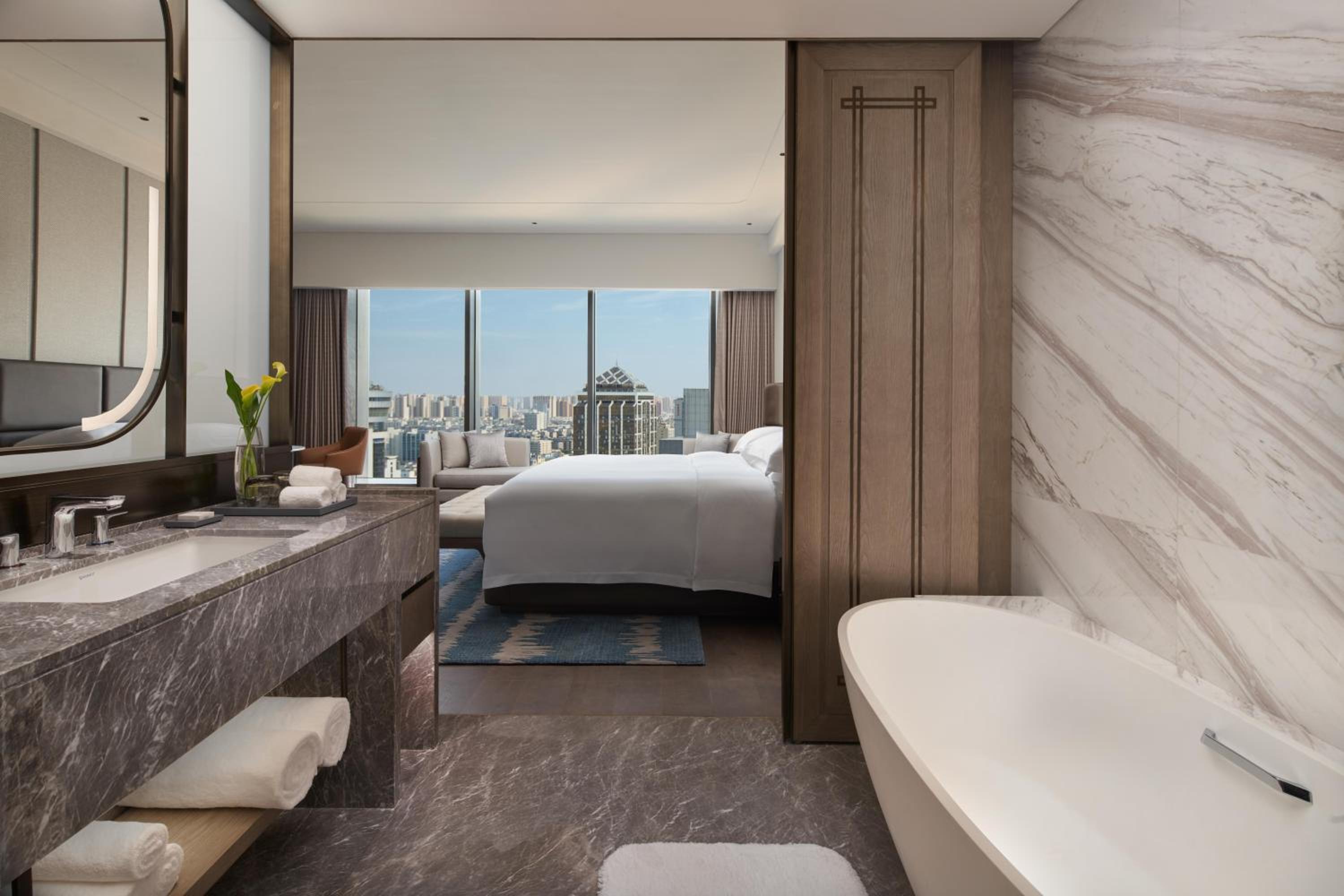 Premium King Room with City View - Club Floor photo 2